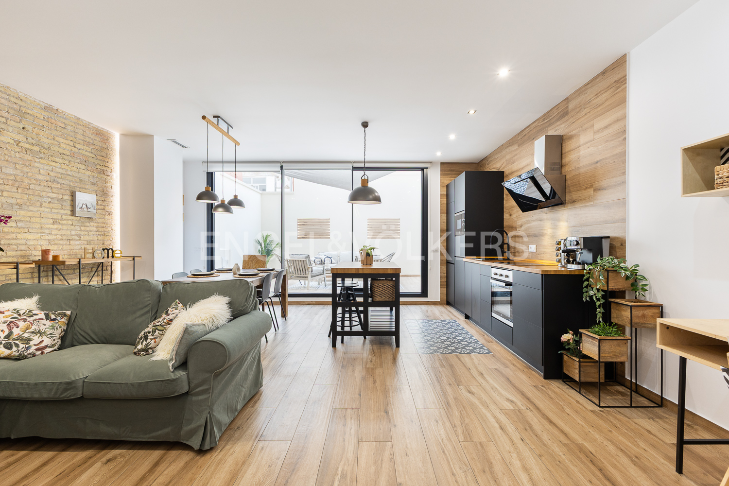 Luxury Oasis in Extramurs: Historic Apartment with Modern Charm in the Heart of Valencia