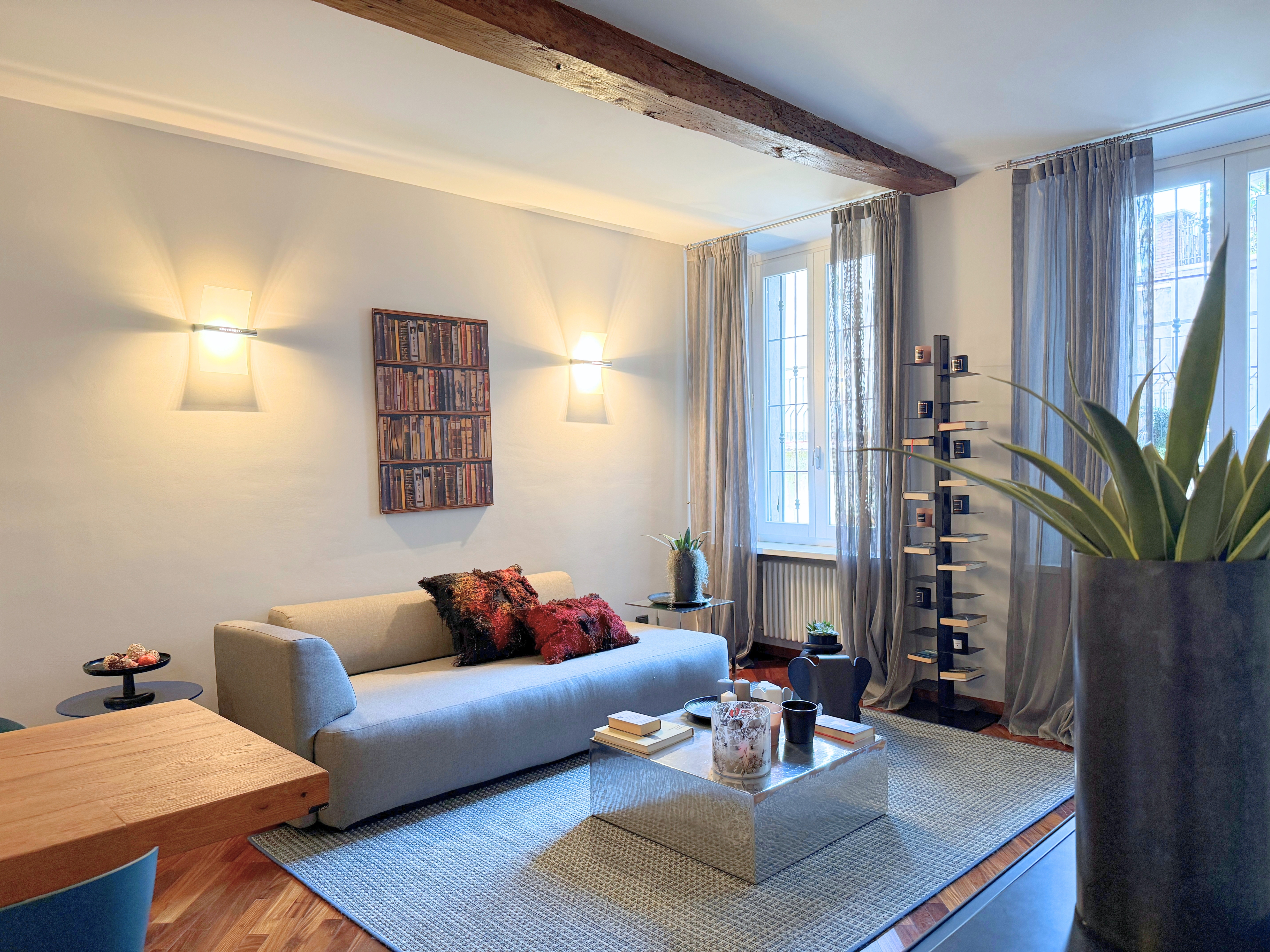 Refined furnished two-bedroom flat in the historic centre