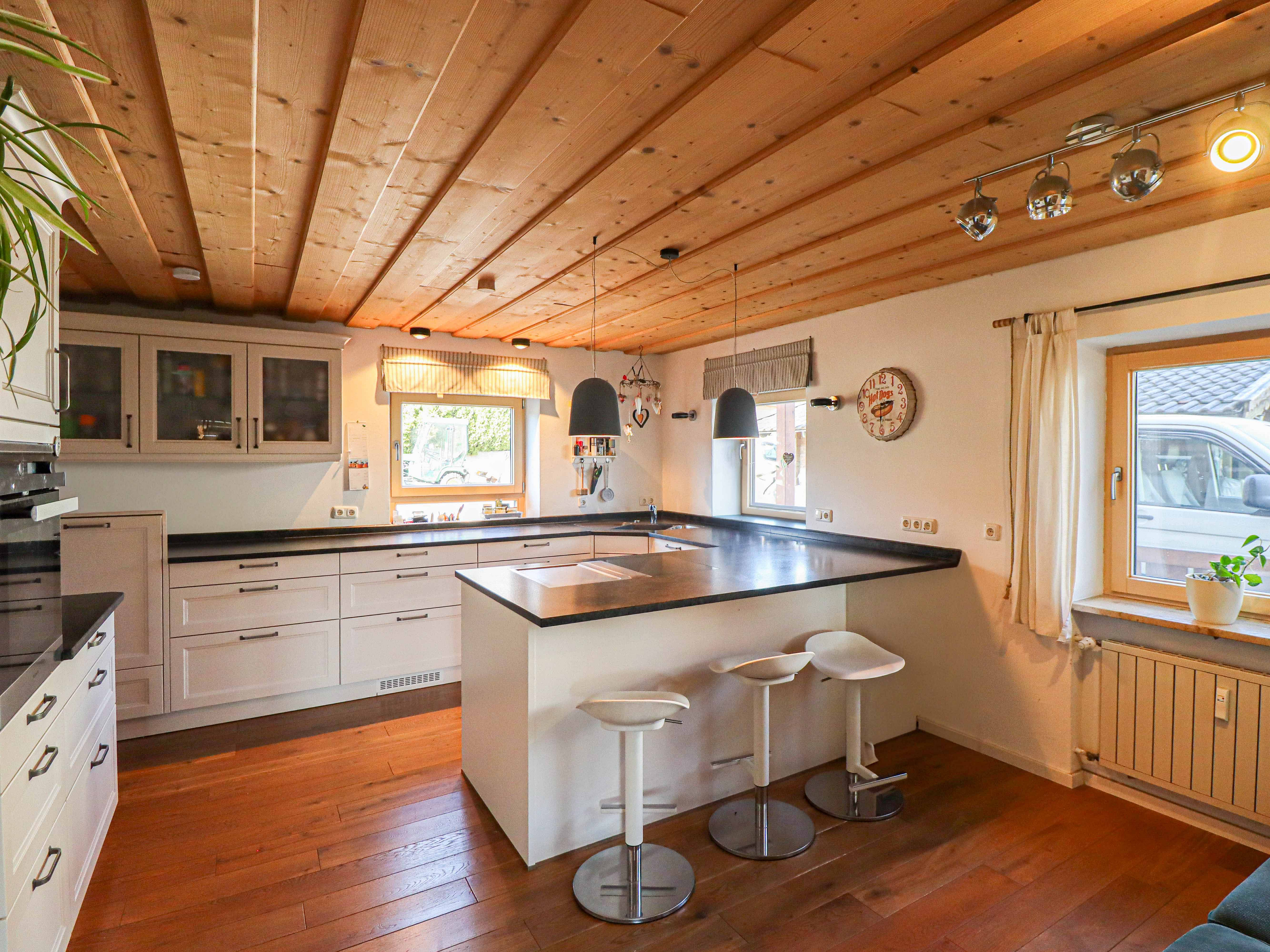 Zweifamilien-/Mehrgenerationenhaus - 2 attraktive 4-Zimmer-Wohnungen mit Außenpool, Saunahaus und Bergblick