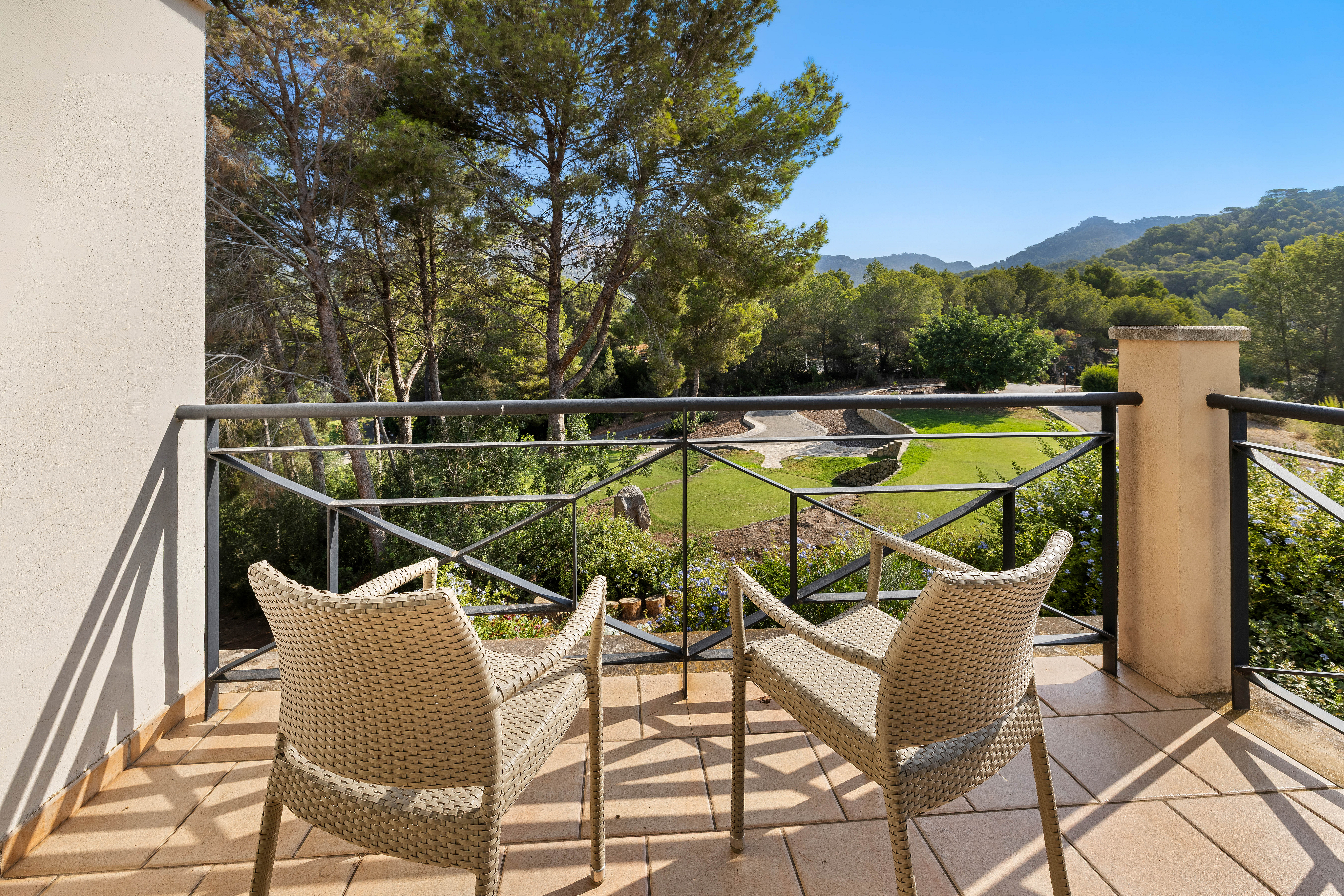 Charming end-of-terrace house in Camp de Mar – right next to the golf course