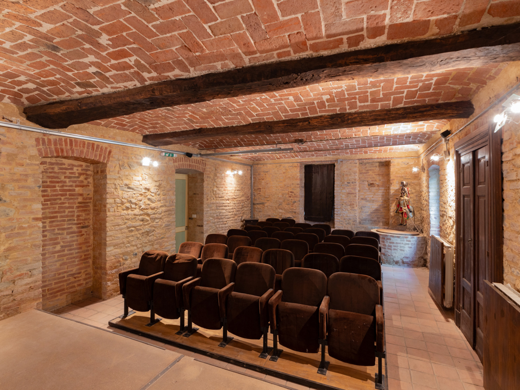 Cascina del 1800 con sala Cinema Teatro