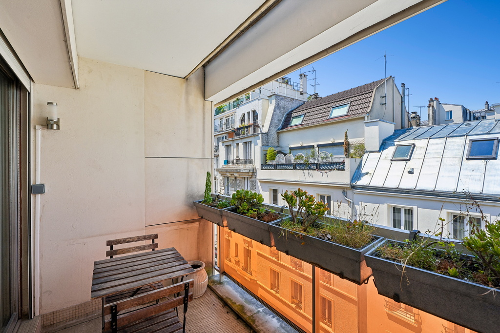 Paris 17th – Elegant 1-bedroom with two balconies and parking