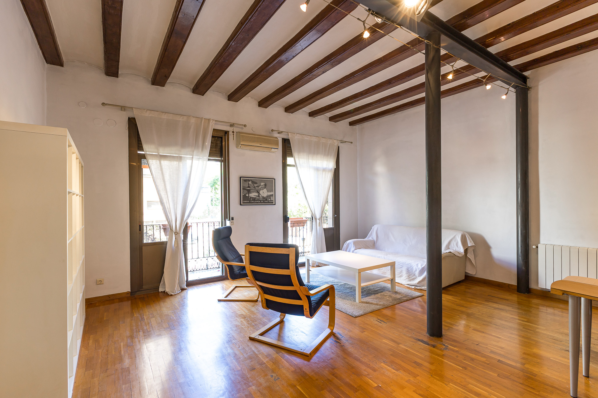 Luminoso y amplio apartamento con vistas en Raval