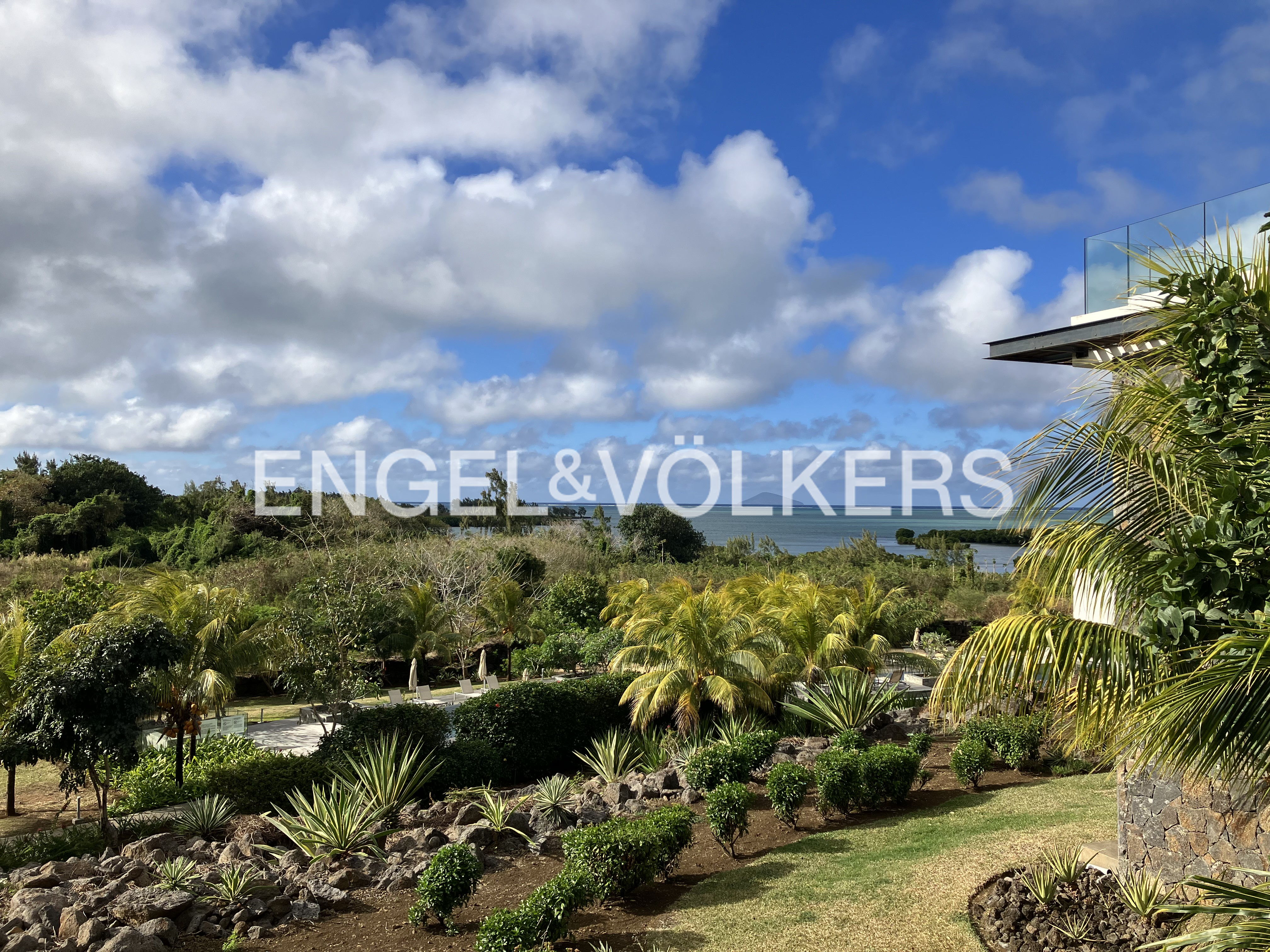 Ocean Serenity: Luxurious Sea Front Apartment