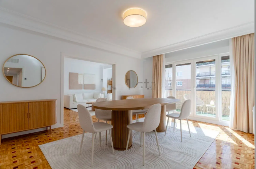 Fantastic 4-bedroom apartment with staff quarters and terrace in Chamartín. Parking included