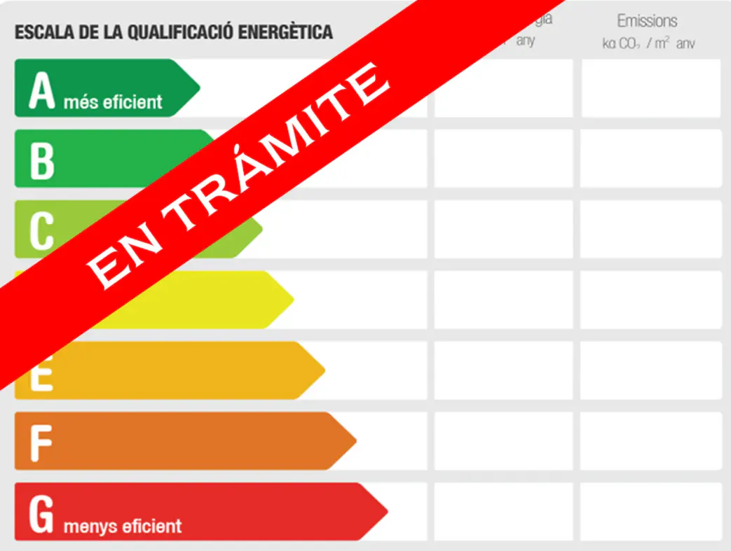 Energy efficiency scale from A to G, with a red "EN TRÁMITE" banner across it.
