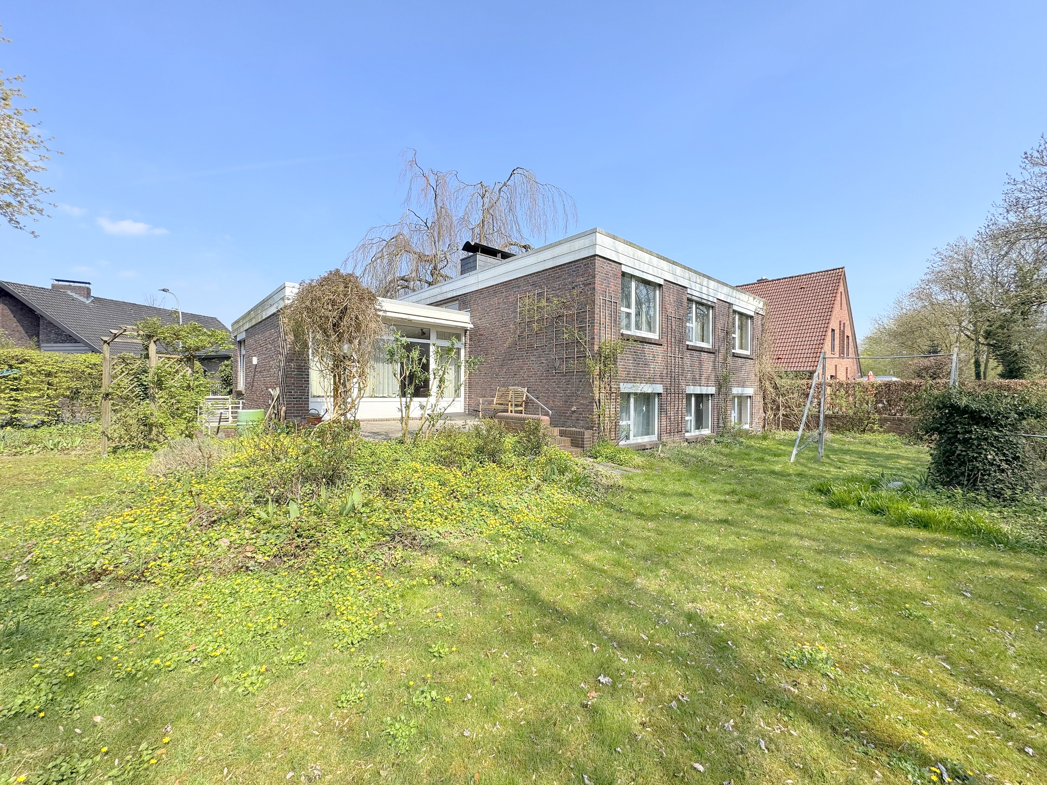 Großzügiges Einfamilienhaus mit Souterrain und Garten in ruhiger Wohnlage