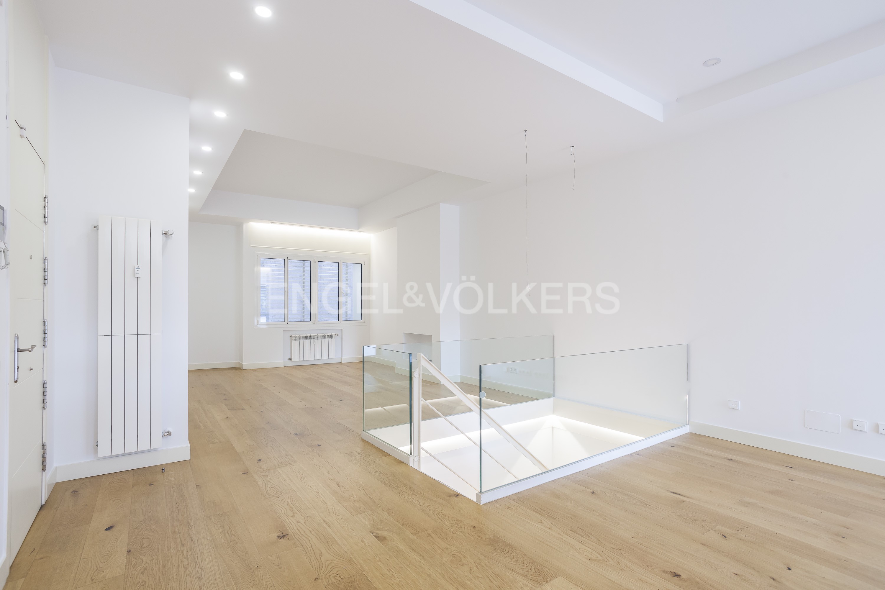 Spectacular and Bright Duplex on Calle Alfonso XII for Rent