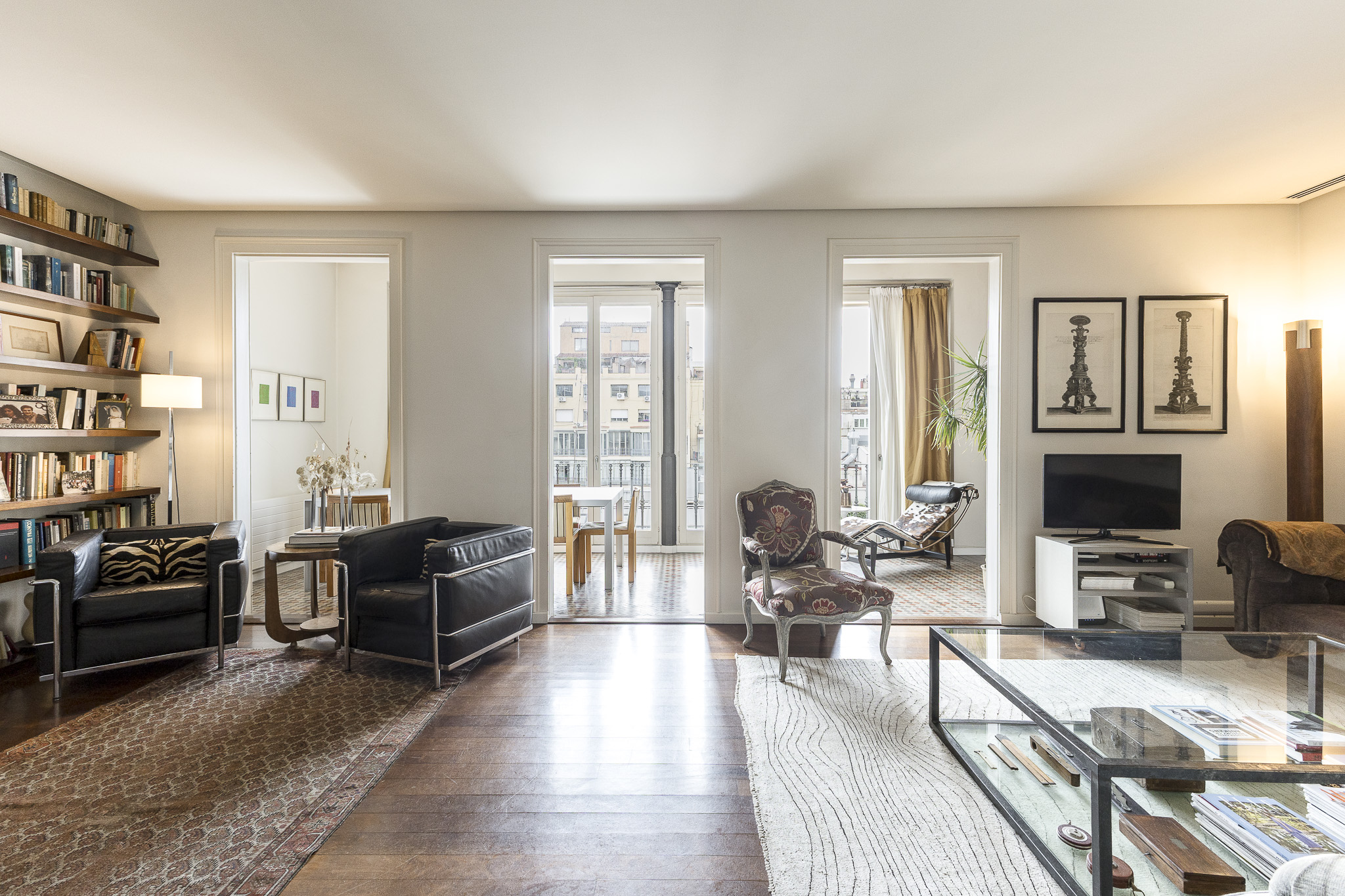 Charming high-floor apartment with views near Passeig de Gracia
