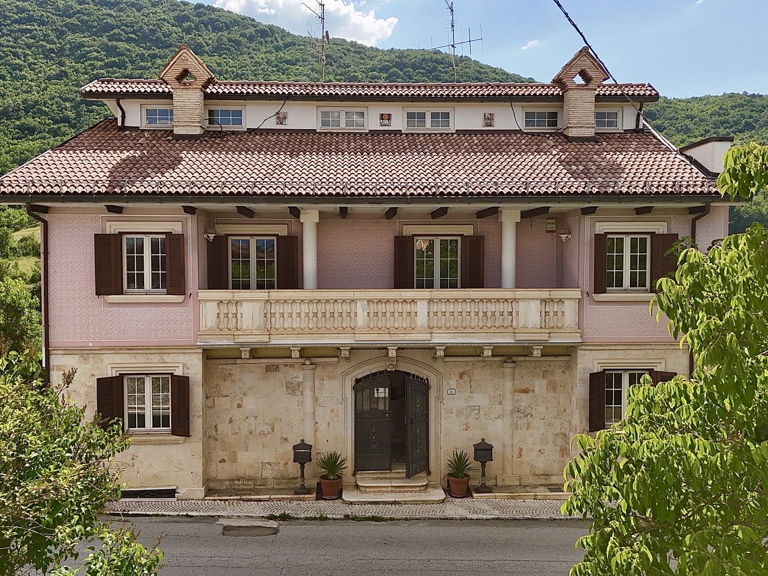 Elegant home in Tornimparte with terrace, private garden and mountain views, just minutes from L’Aquila