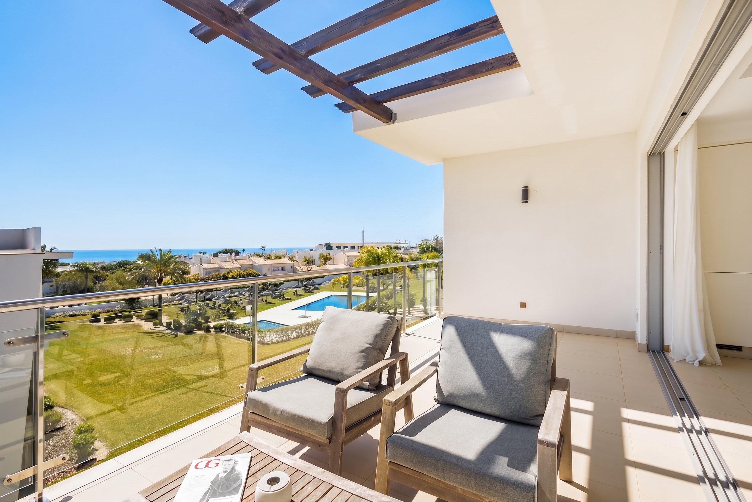 Apartamento T1 com vista mar a 600m da praia