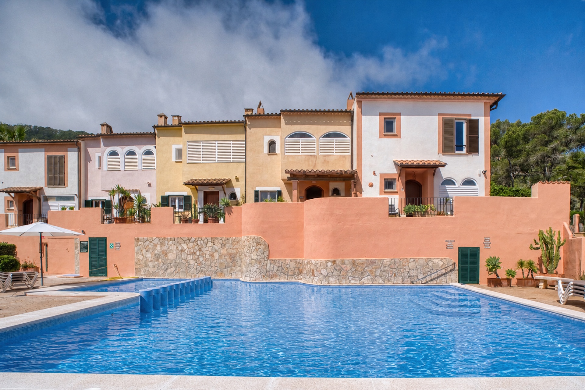 Casa adosada totalmente renovada en complejo cuidado con piscina comunitaria y cerca del mar