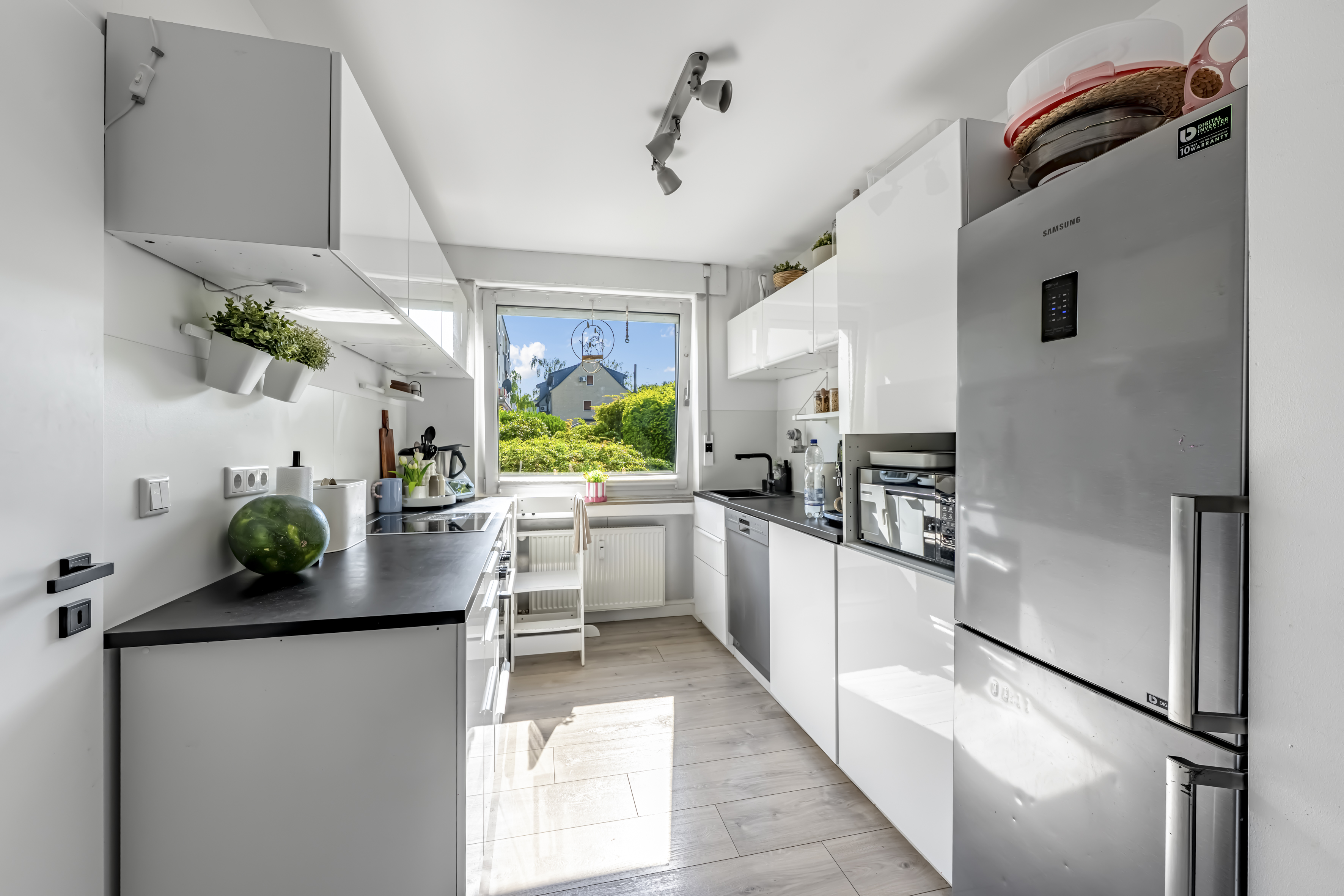Modernisierte Erdgeschosswohnung mit offener Küche, Westbalkon und überdachtem Stellplatz