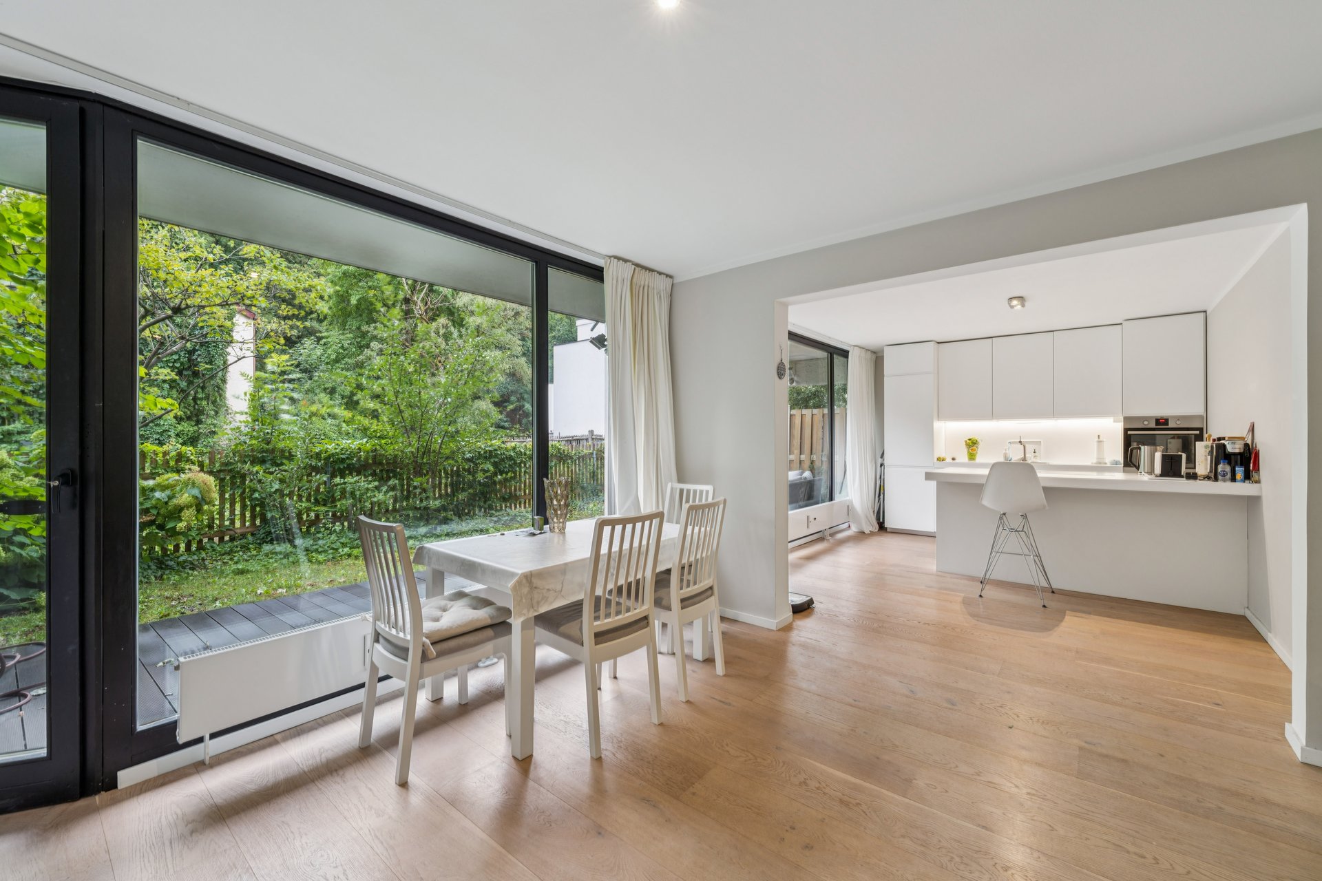 Pure Herzogpark: Exclusive 4-room apartment with south-facing orientation and green views