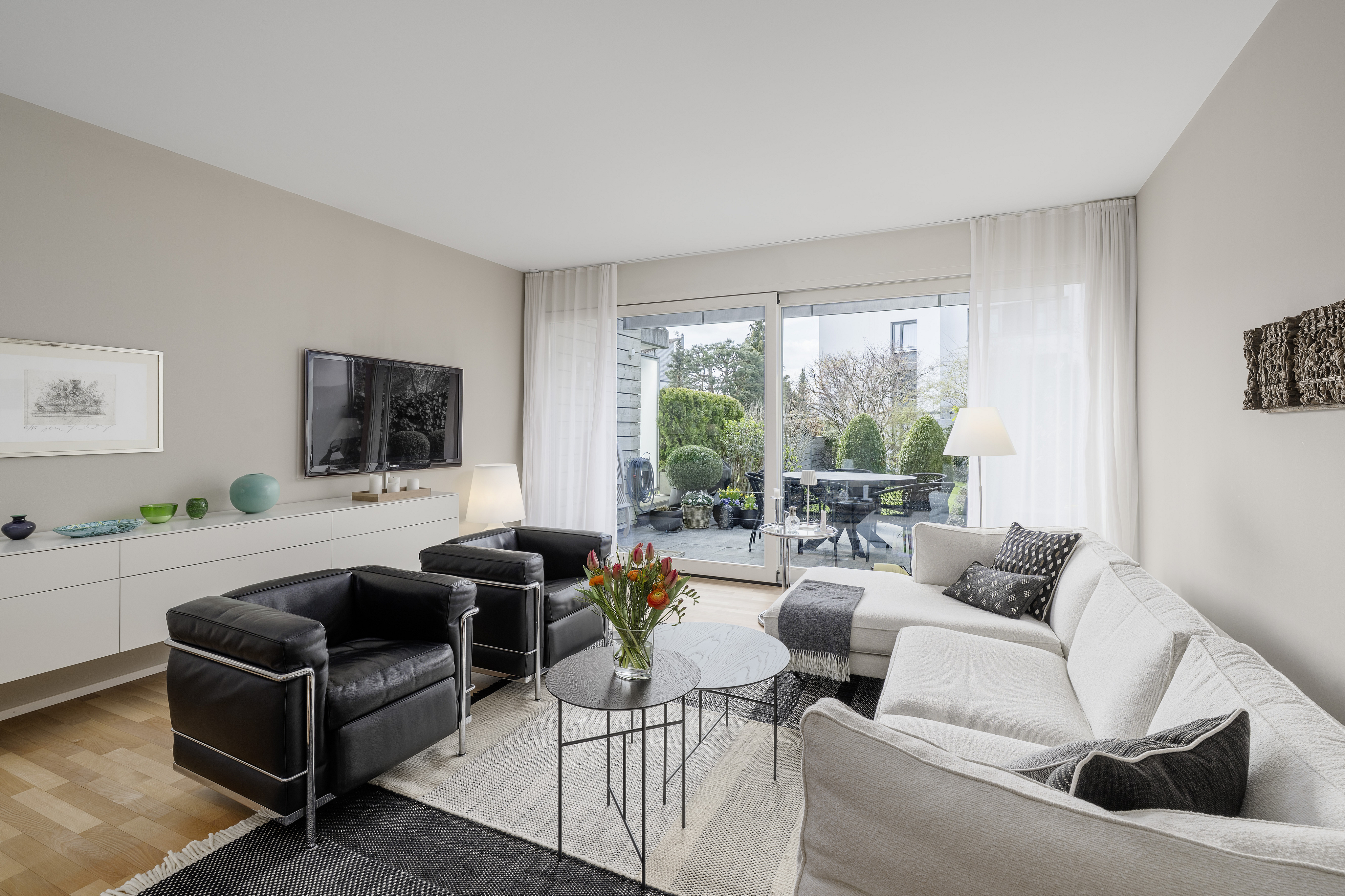 Stylish space miracle: family home near school