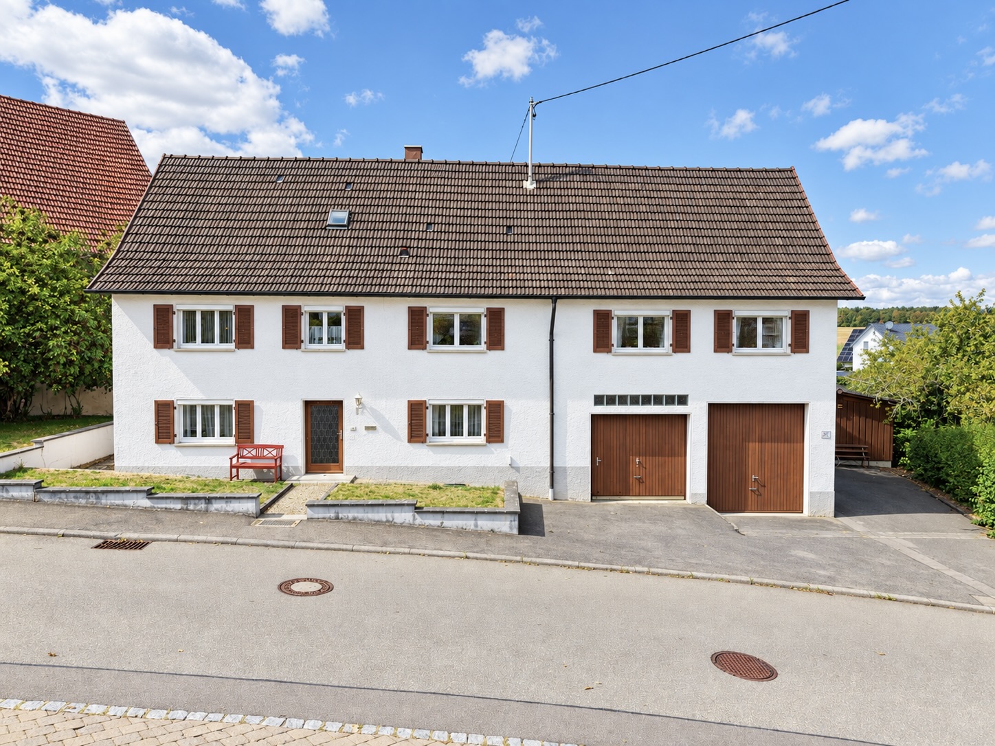 Großzügiges Wohnhaus mit Garten, zahlreichen Garagen und vielseitigen Nutzungsmöglichkeiten