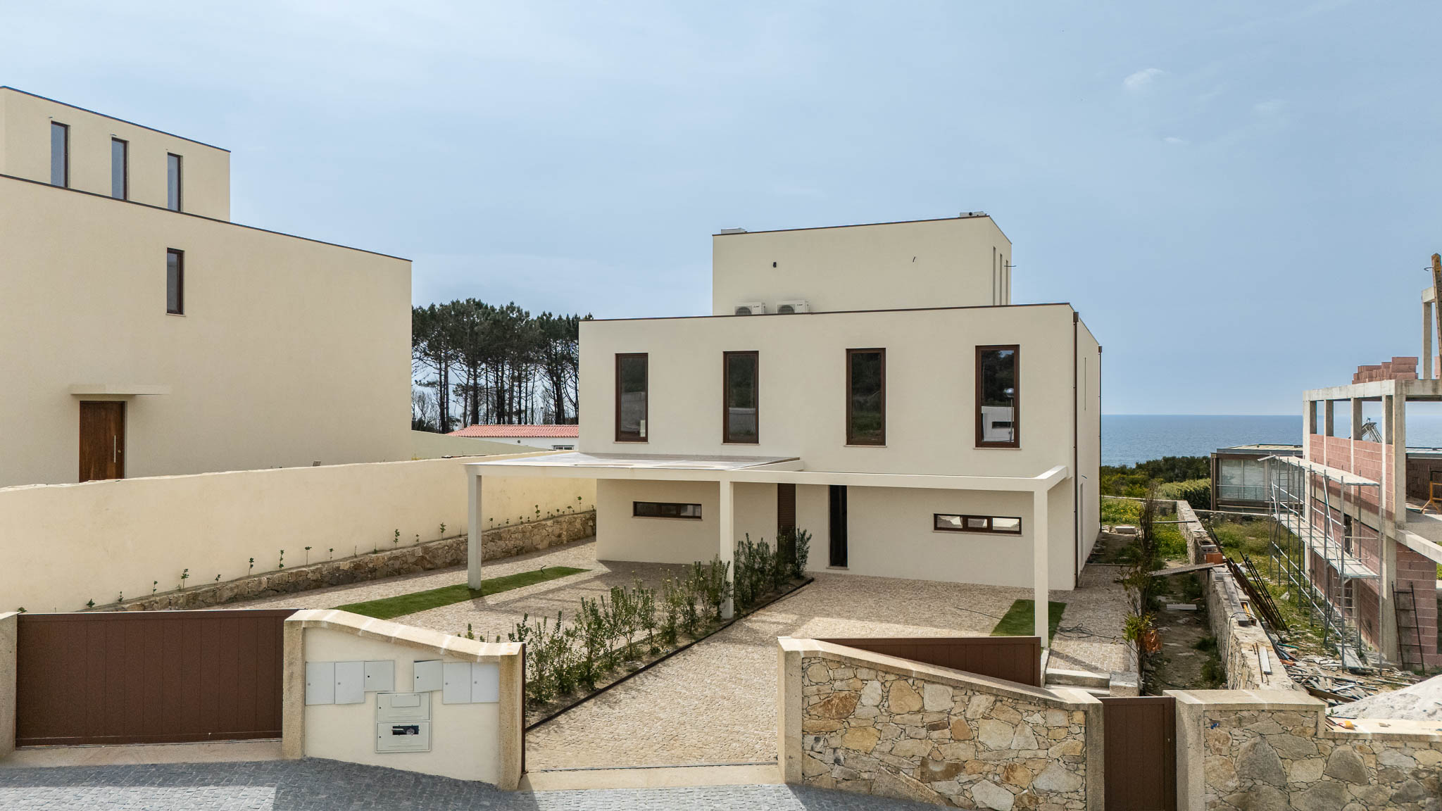 Haus mit Pool am Meer