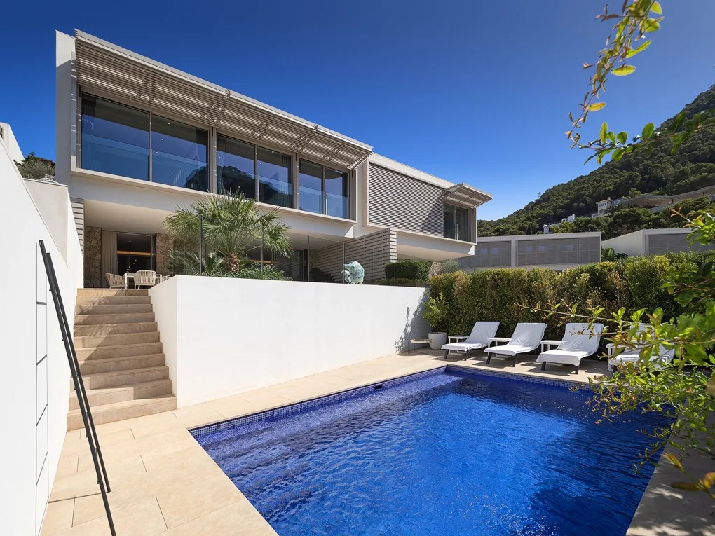 Ultra-modern villa with sea views