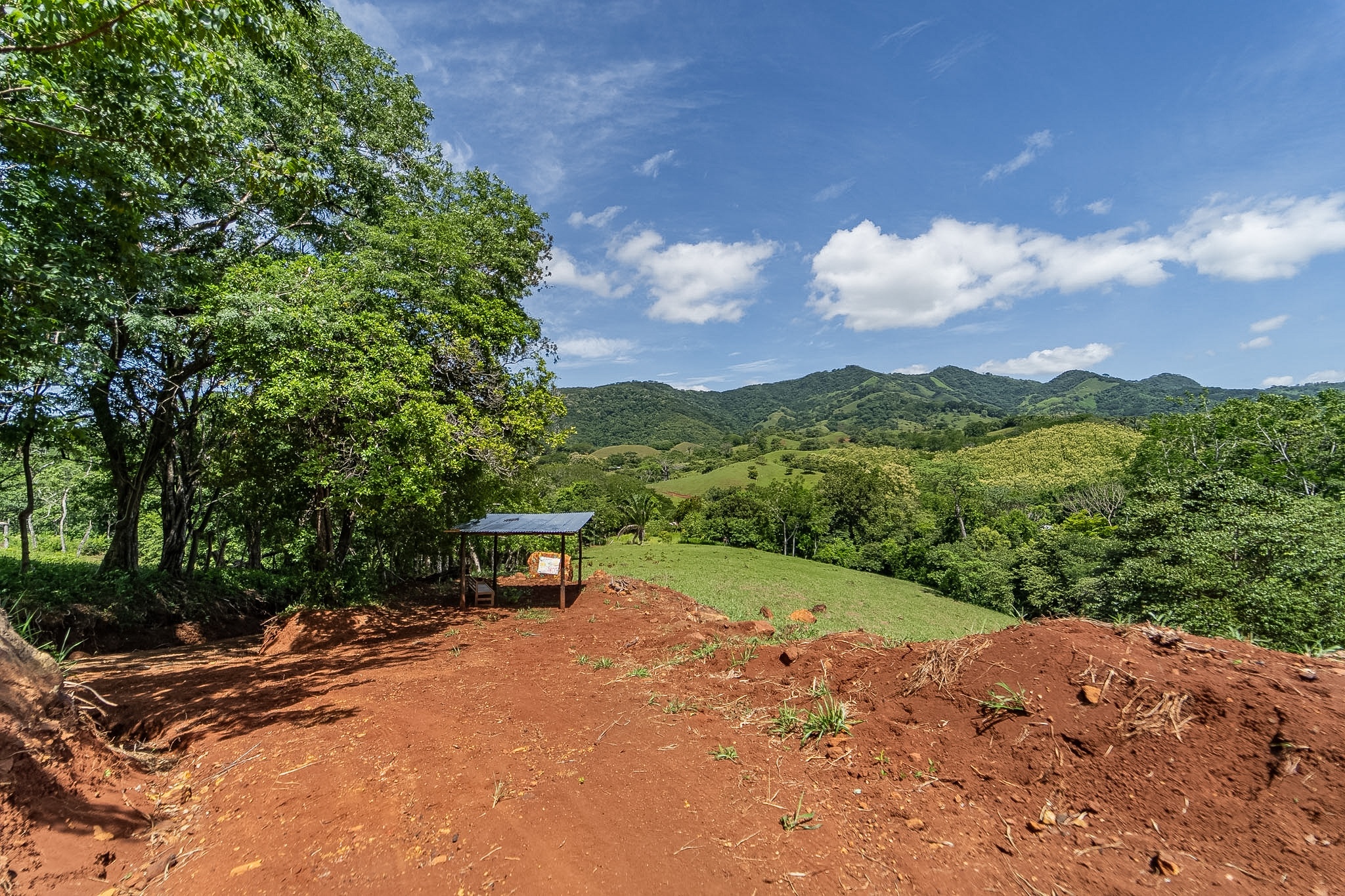 Expansive 5.1-Acre Retreat Near Sámara
