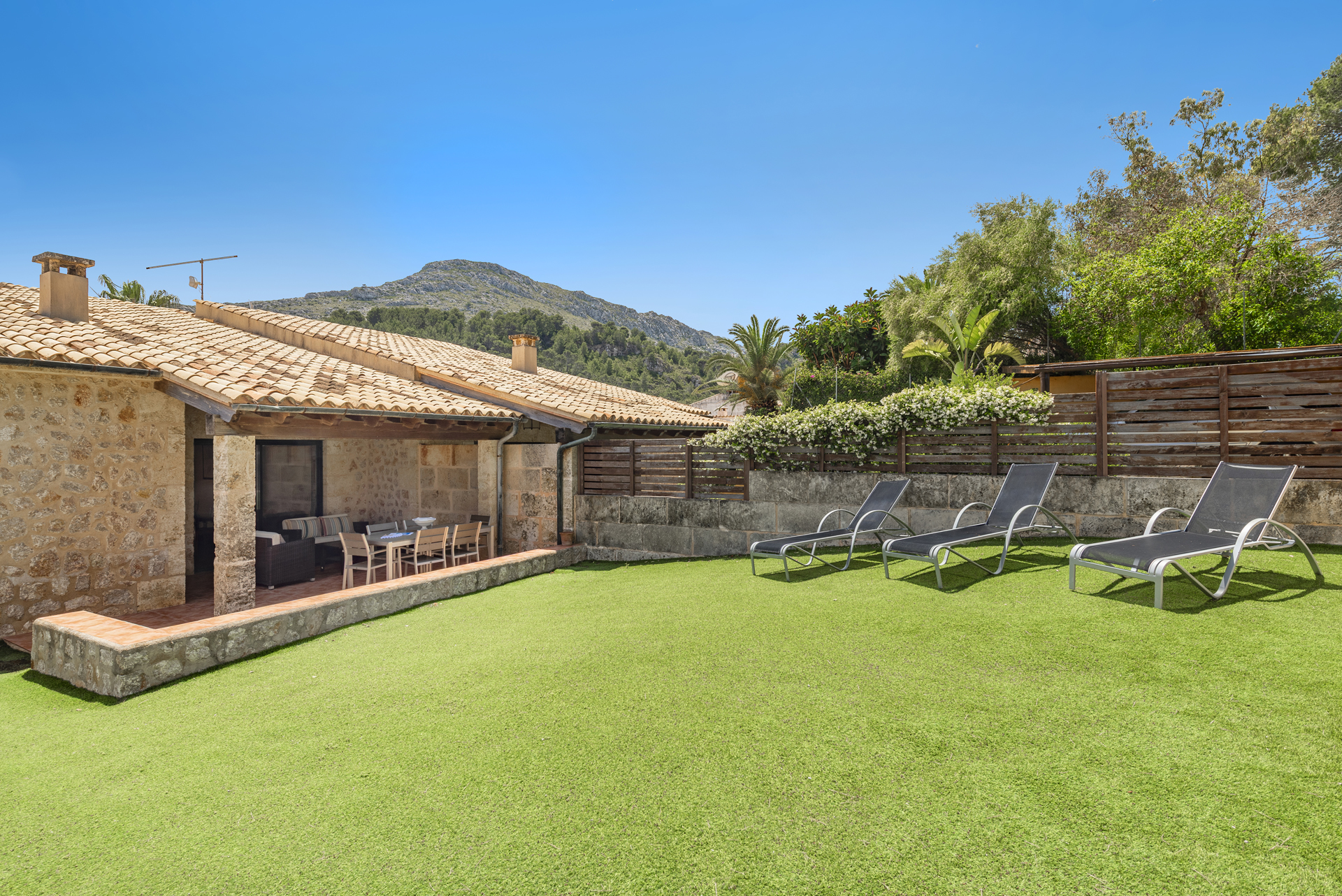 Fabulous house with garden and pool just a 5 minute walk from Cala Molins