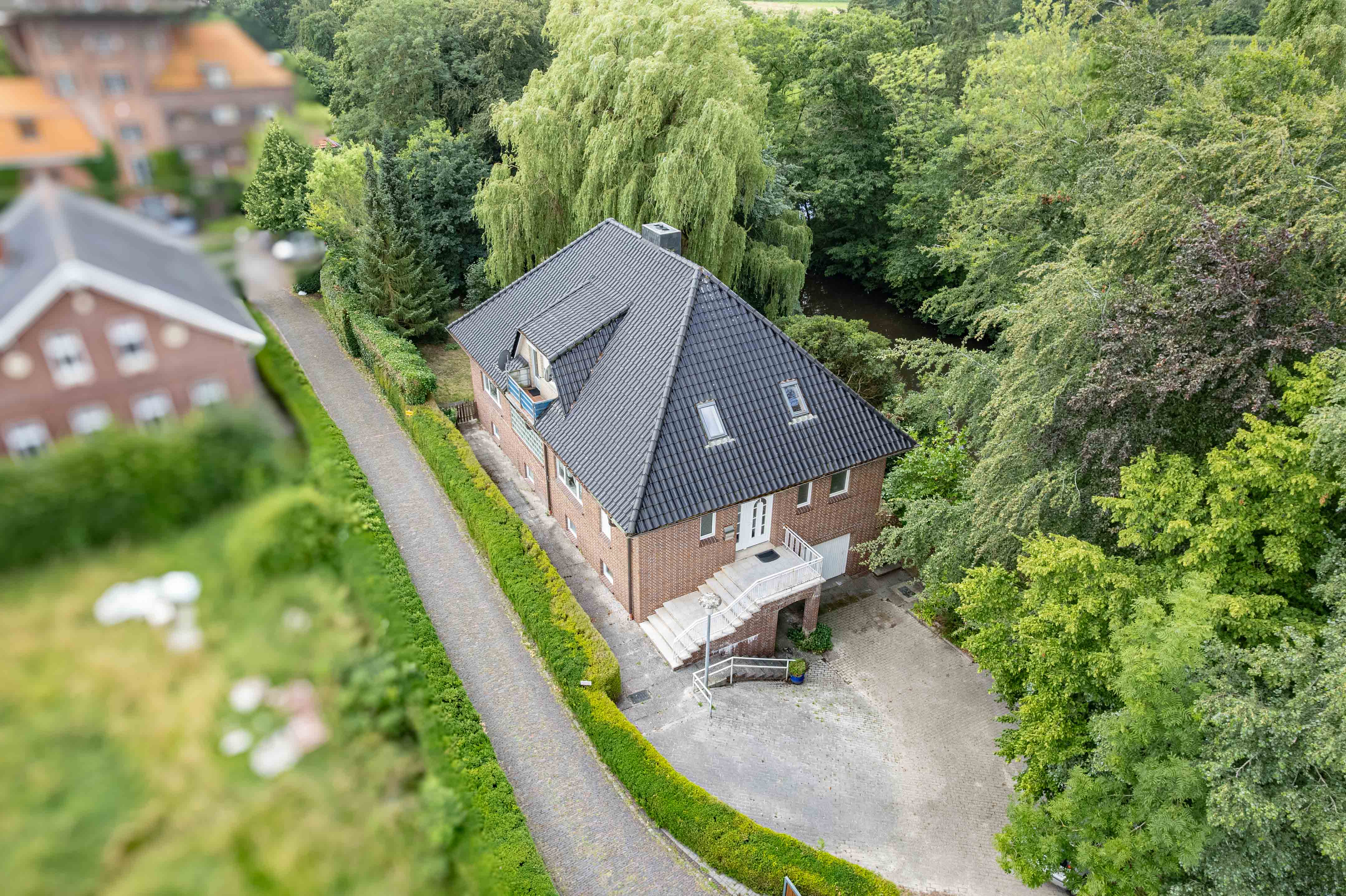 Wohnen am Wasser: Einfamilienhaus mit Einliegerwohnung und viel Potenzial