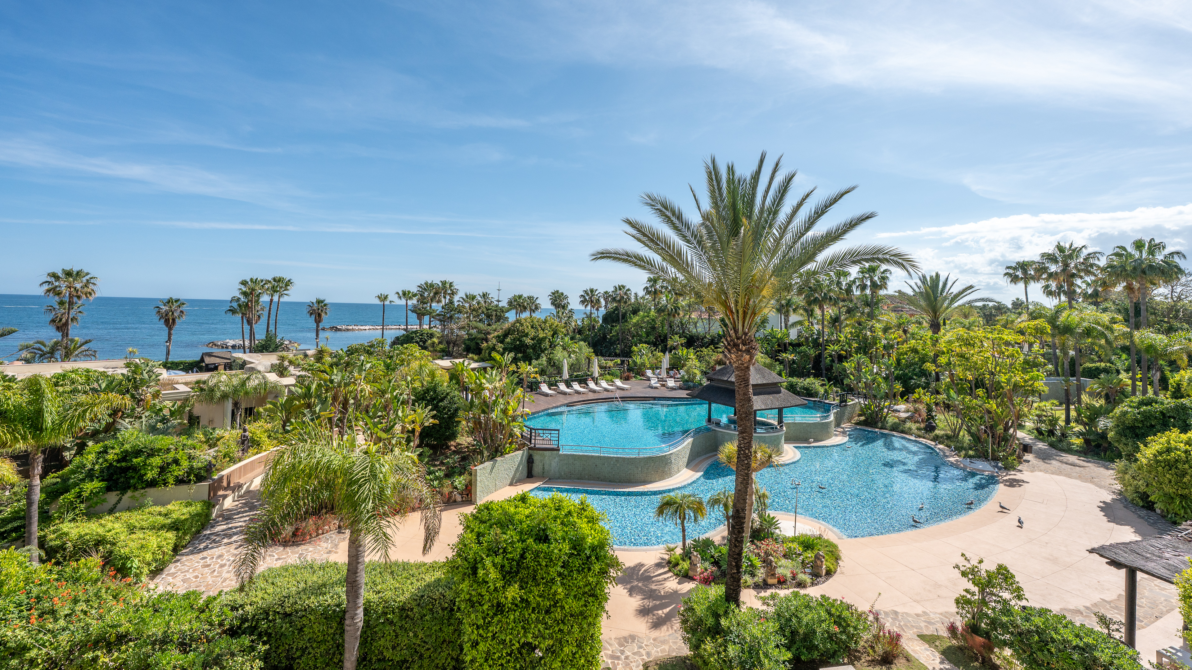 Apartamento de lujo en primera línea de playa en Laguna de Banús con vistas panorámicas al mar