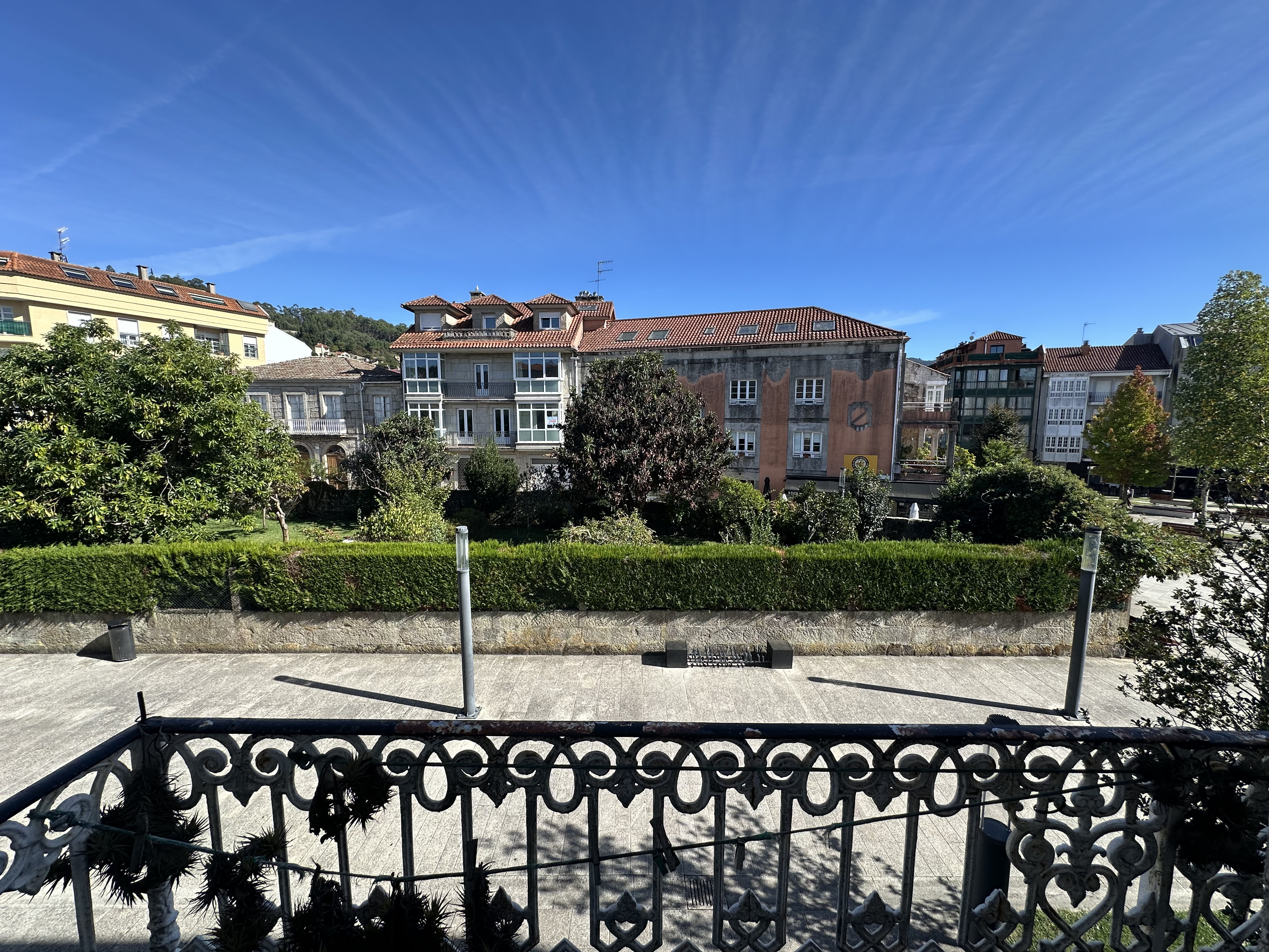Edificio de piedra con balcones en el centro de Gondomar