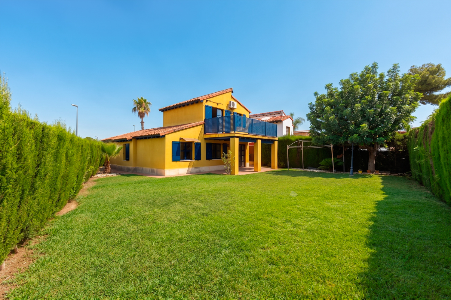 Chalet with garden, in a private residential complex with pools and sports facilities, next to the Turia Natural Park and 25 min from Valencia