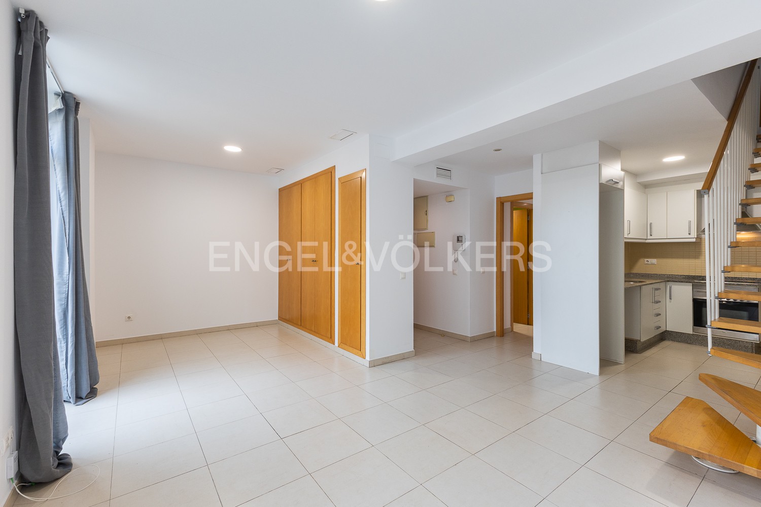 Comfortable duplex without furniture or appliances in Monteolivete