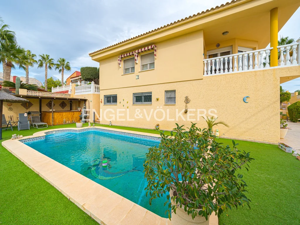 SPACIOUS VILLA ON LARGE PLOT WITH TENNIS COURT AND COASTAL VIEWS