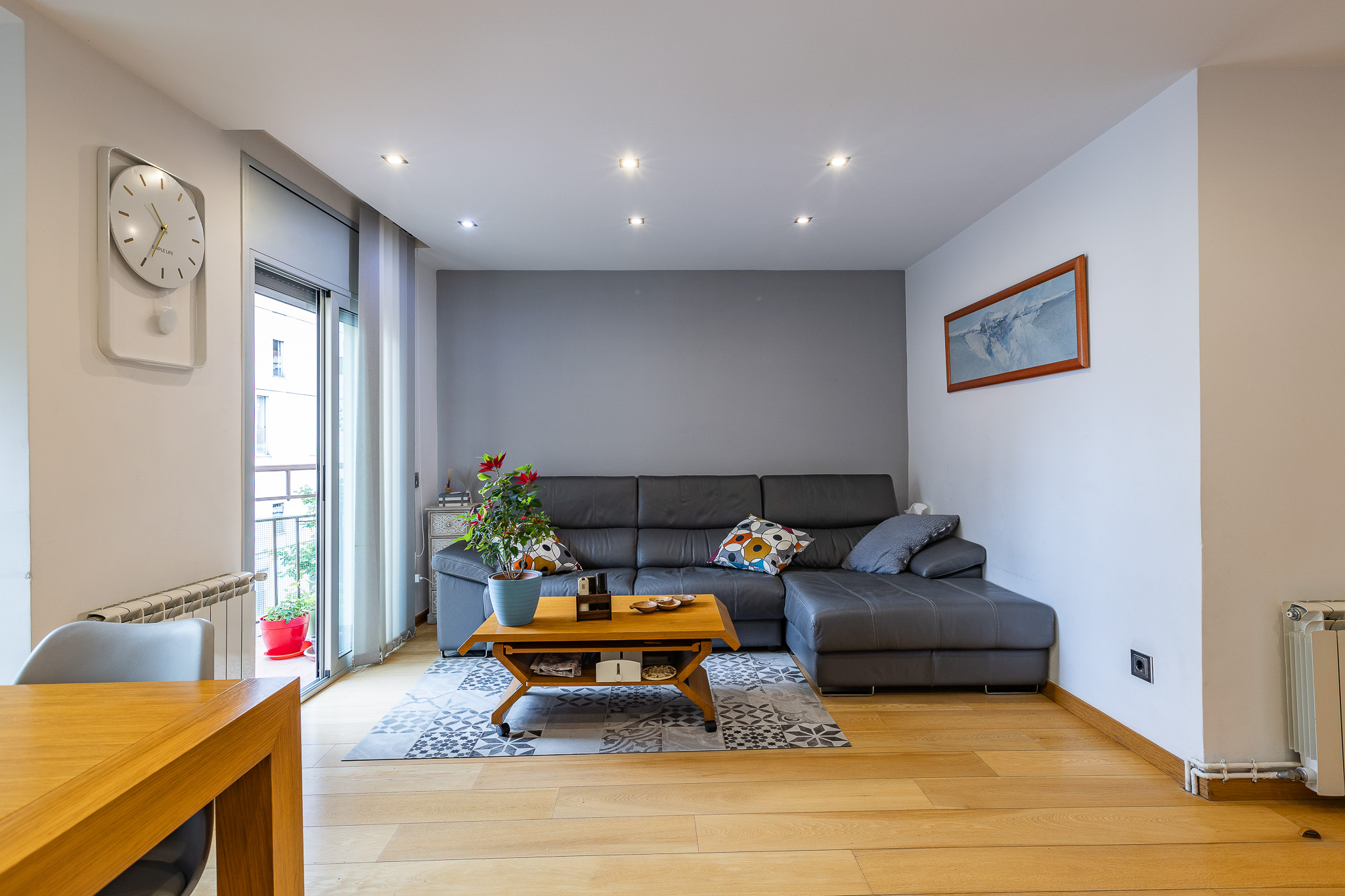 Piso listo para entrar a vivir con 2 habitaciones, balcón y posibilidad de parking.