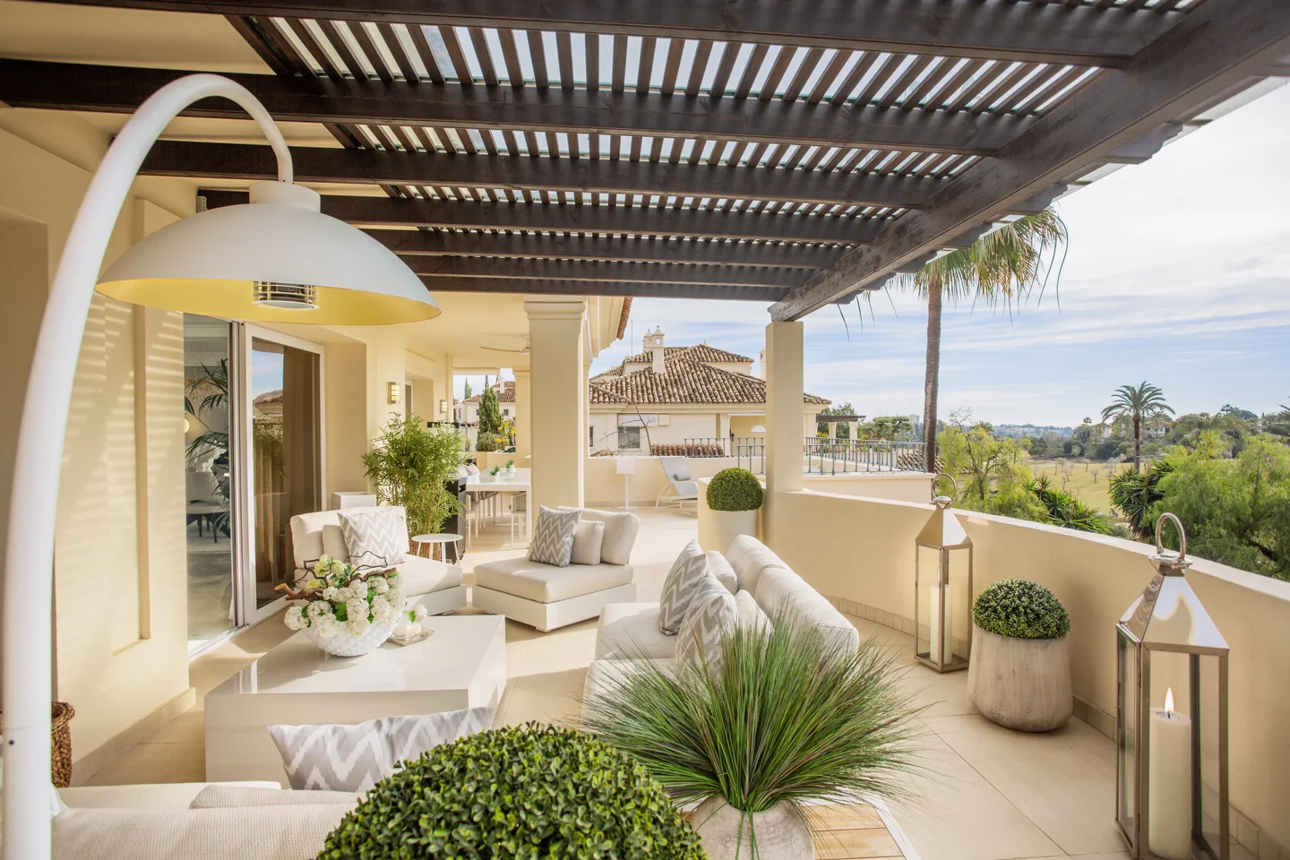 Nueva Andalucia: Stunning duplex penthouse with private pool overlooking the golf course