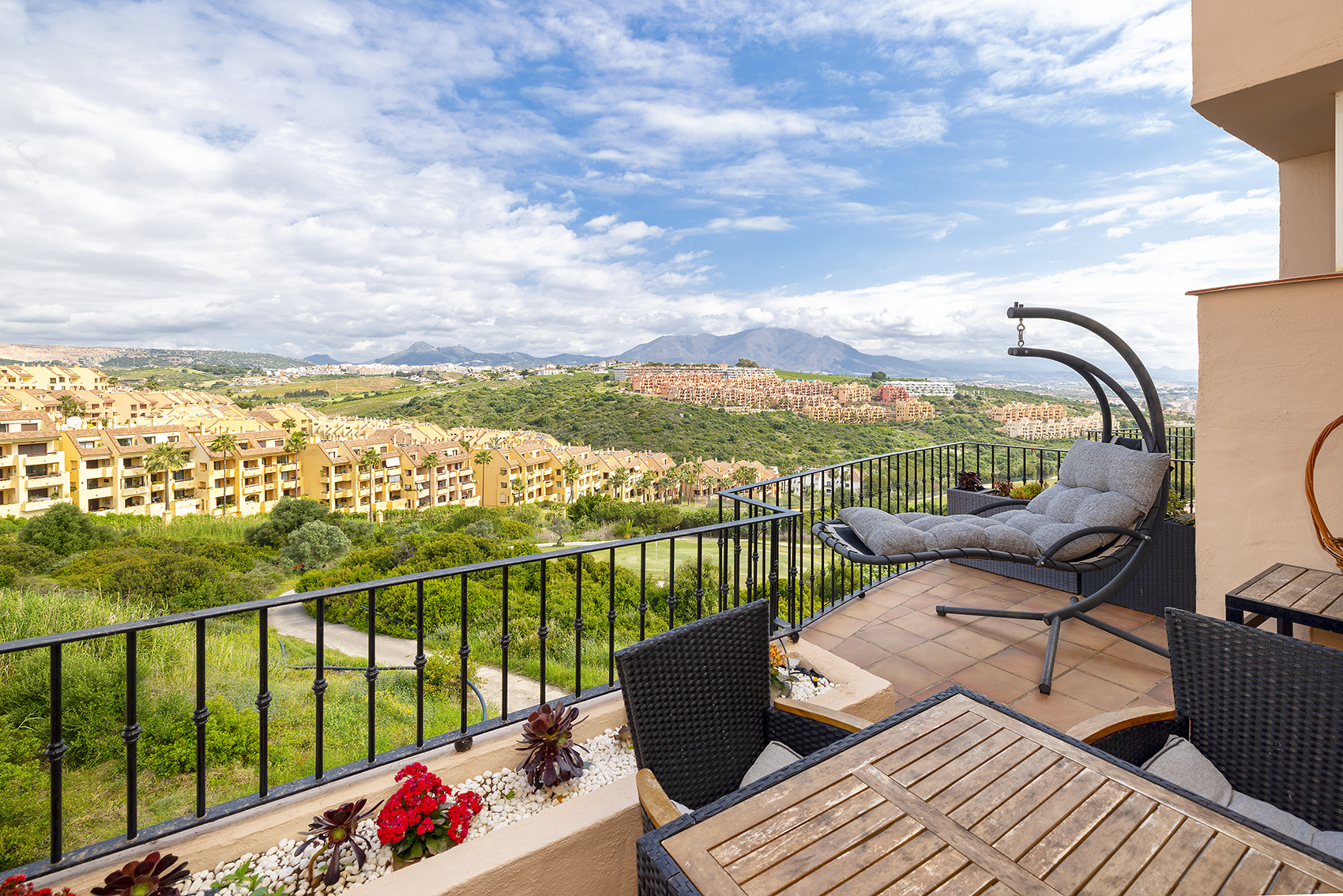 Bright duplex with sea and golf views in Manilva