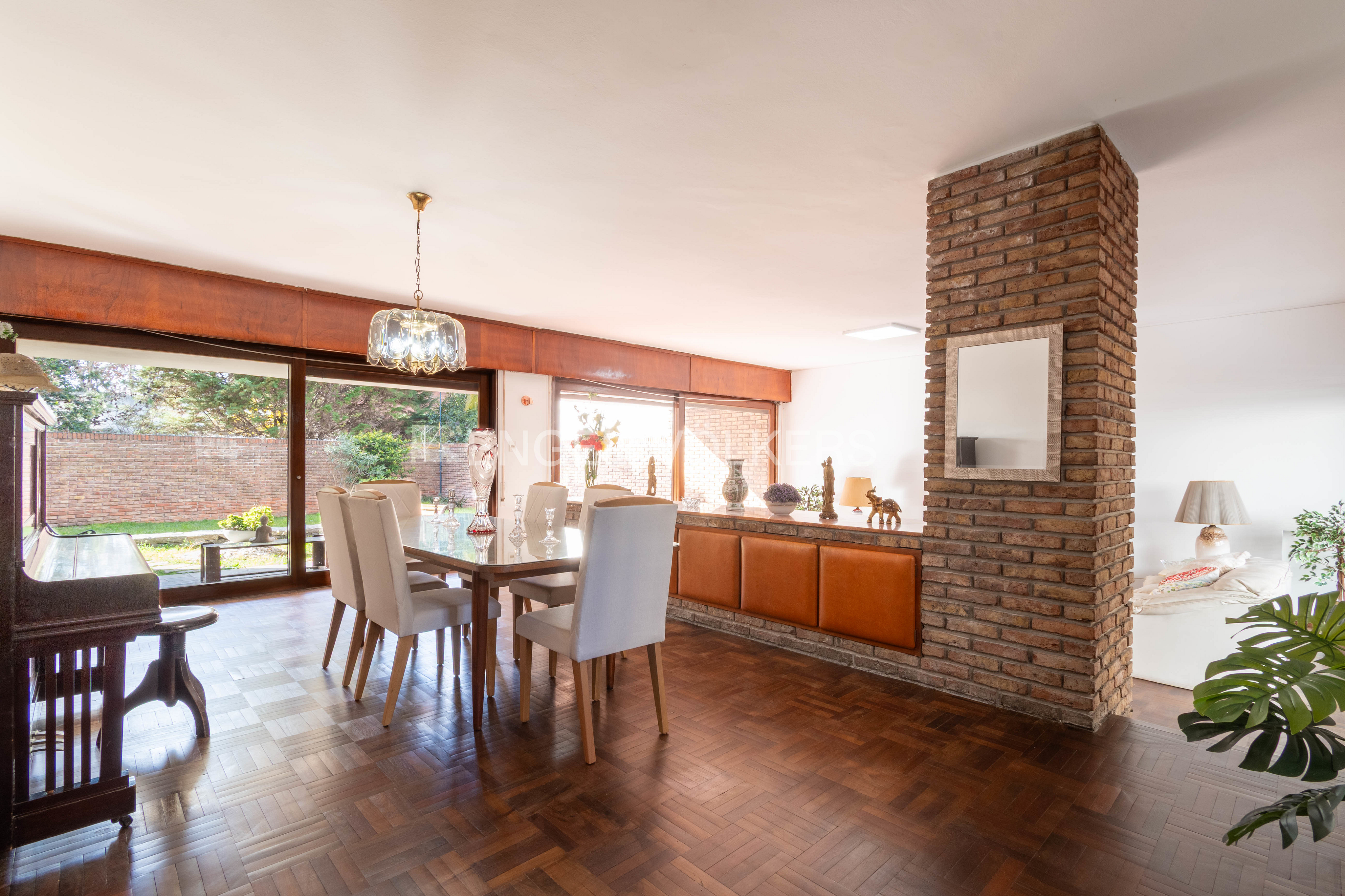 For Rent, important and solid residence in Pocitos