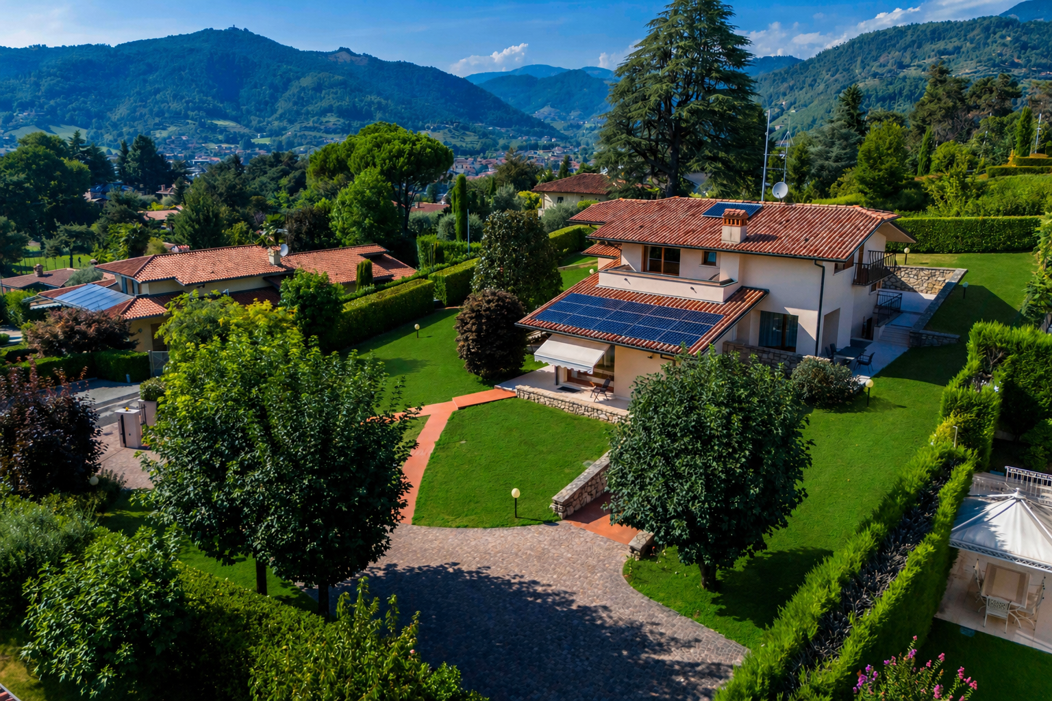 Elegant villa with garden in the prestigious Castel Montecchio residence