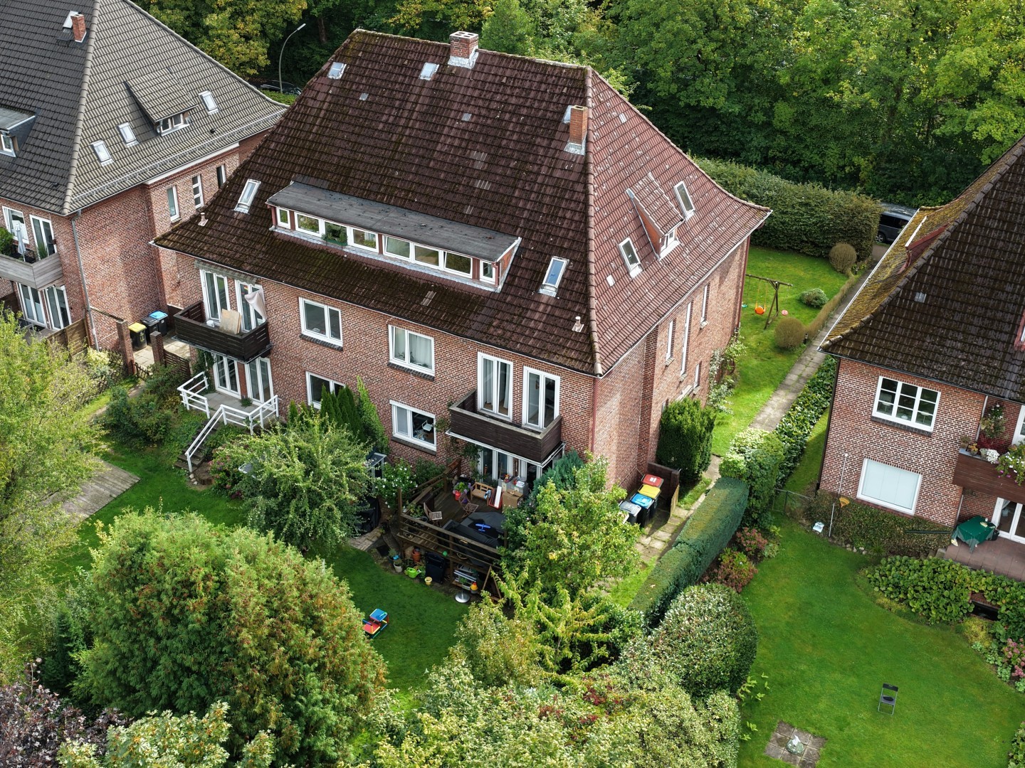 Wellingsbüttel: Solides Mehrfamilienhaus mit frei lieferbaren sanierten Wohnungen