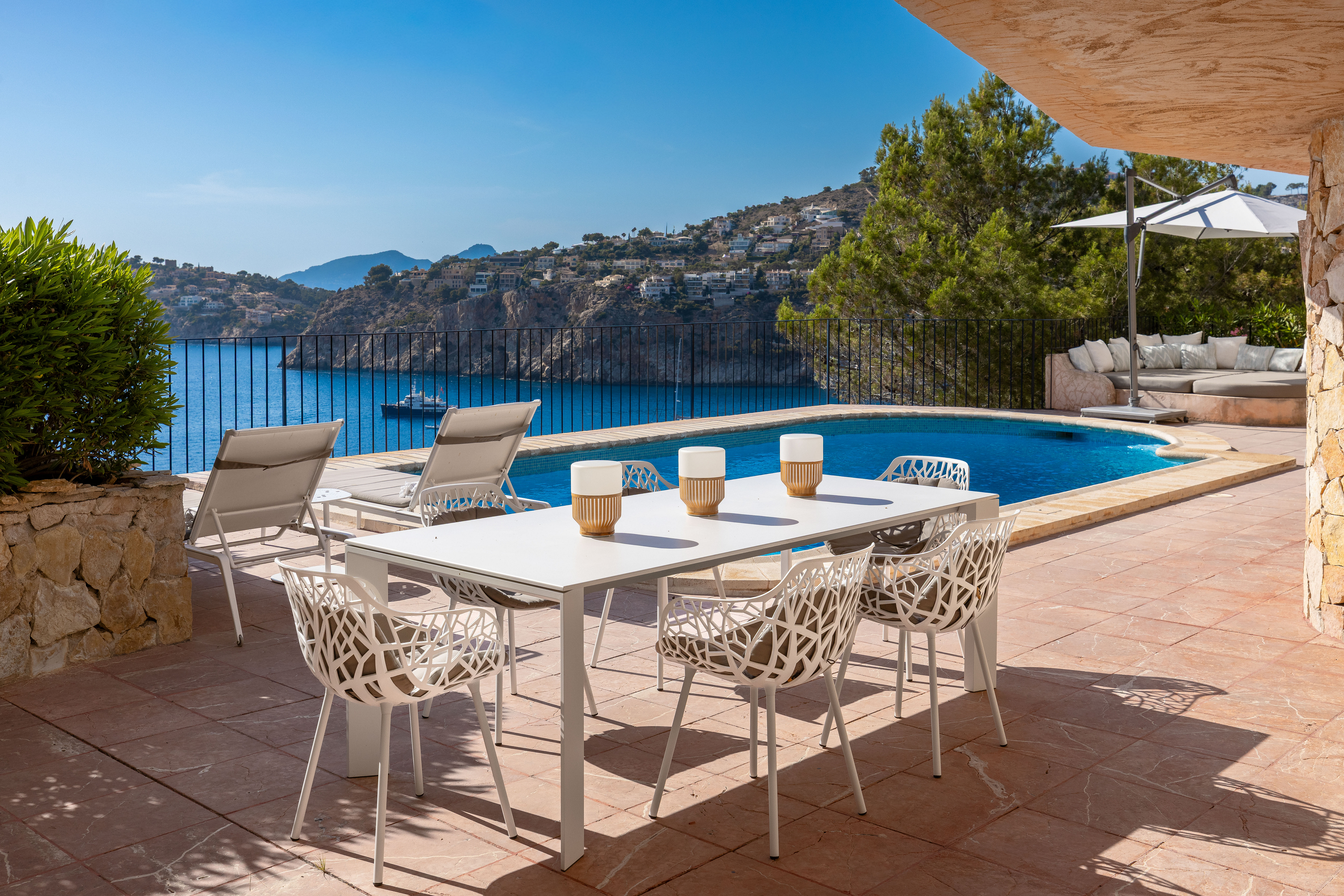 Spectacular villa in first sea line