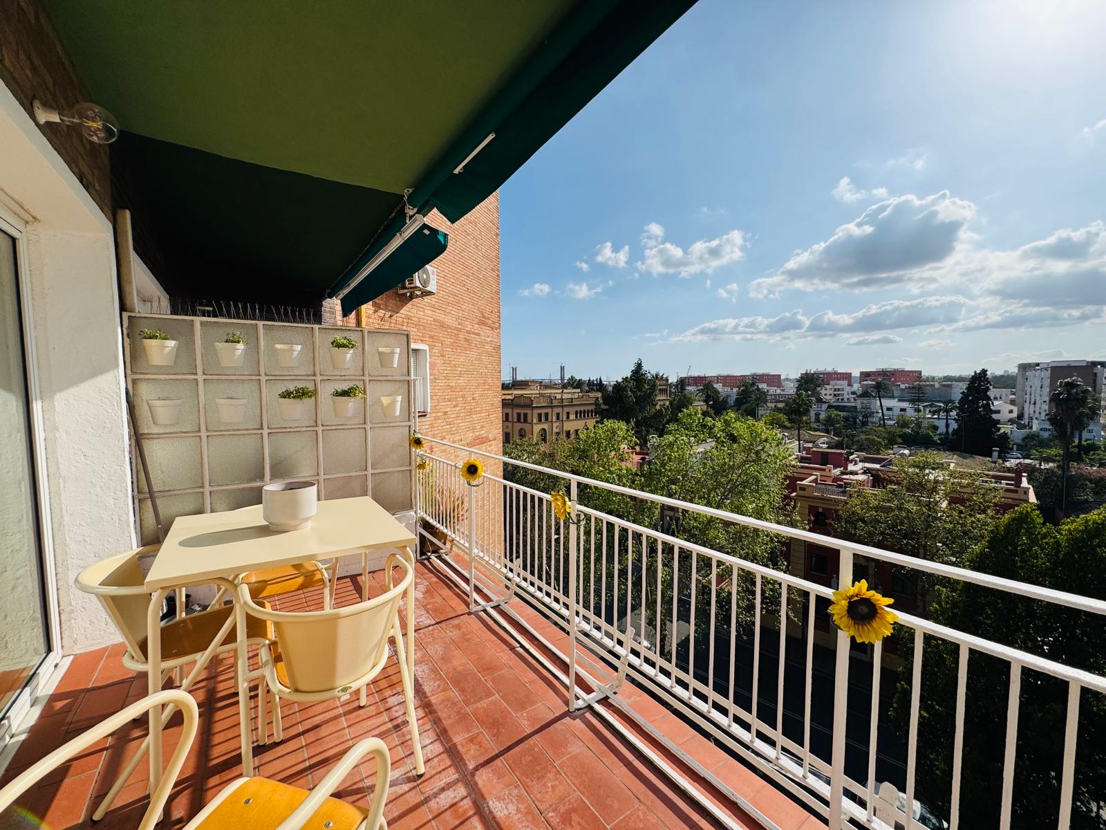 Exclusivo Apartamento en Avenida Manuel Siurot, Sevilla: Lujo Reformado 2022 con Terraza Privada y Balcón para Atardeceres Únicos.