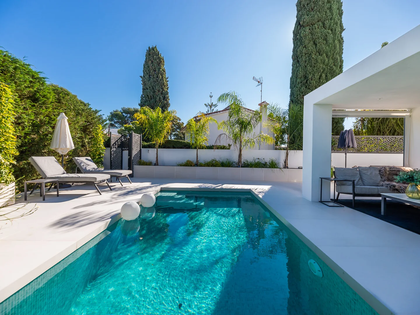 Nueva Andalucia: Moderne Villa in zentraler Premiumlage