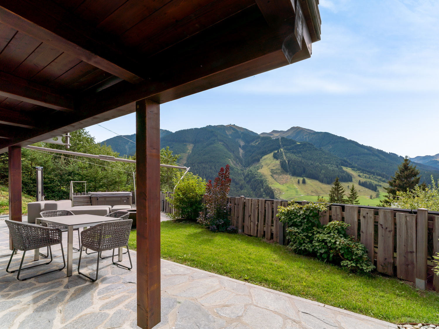 Ski-In/Ski-Out in Saalbach – Chalet with Second Residence