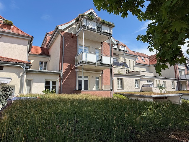 3-Zi.-Eigentumswohnung im Hochparterre - Altbaujuwel -  Renovierungsobjekt - Balkon, Carport, Keller inklusive