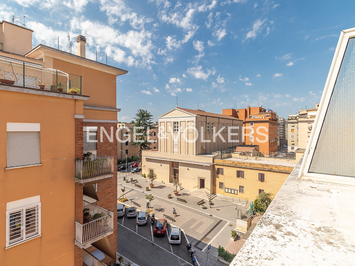 Renovated, bright spacious penthouse - near Villa Carpegna
