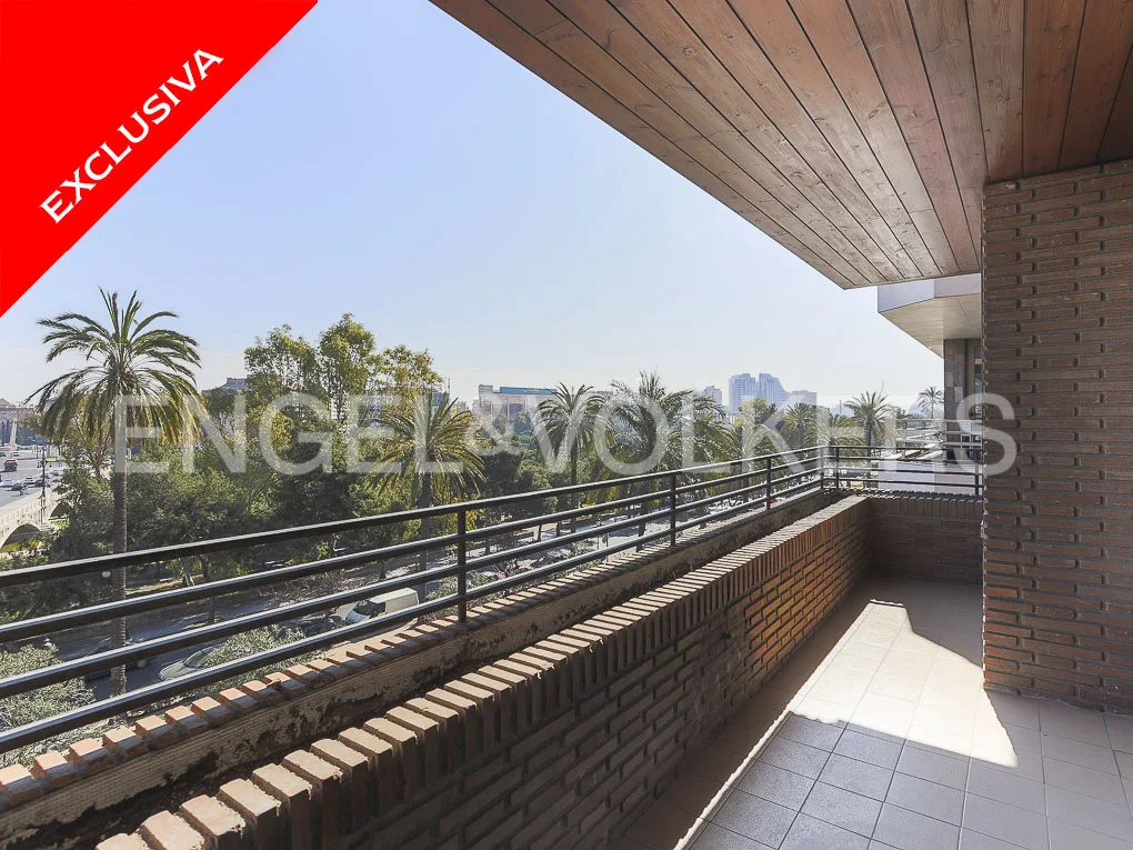 Incredible flat in front of the turia river