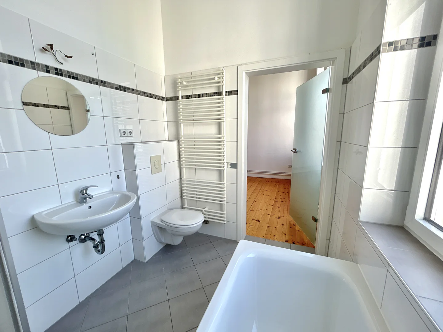 Altbaucharme in Stadtfeld-Ost – Stilvolle 3-Zimmer-Wohnung mit Einbauküche - Photo 5