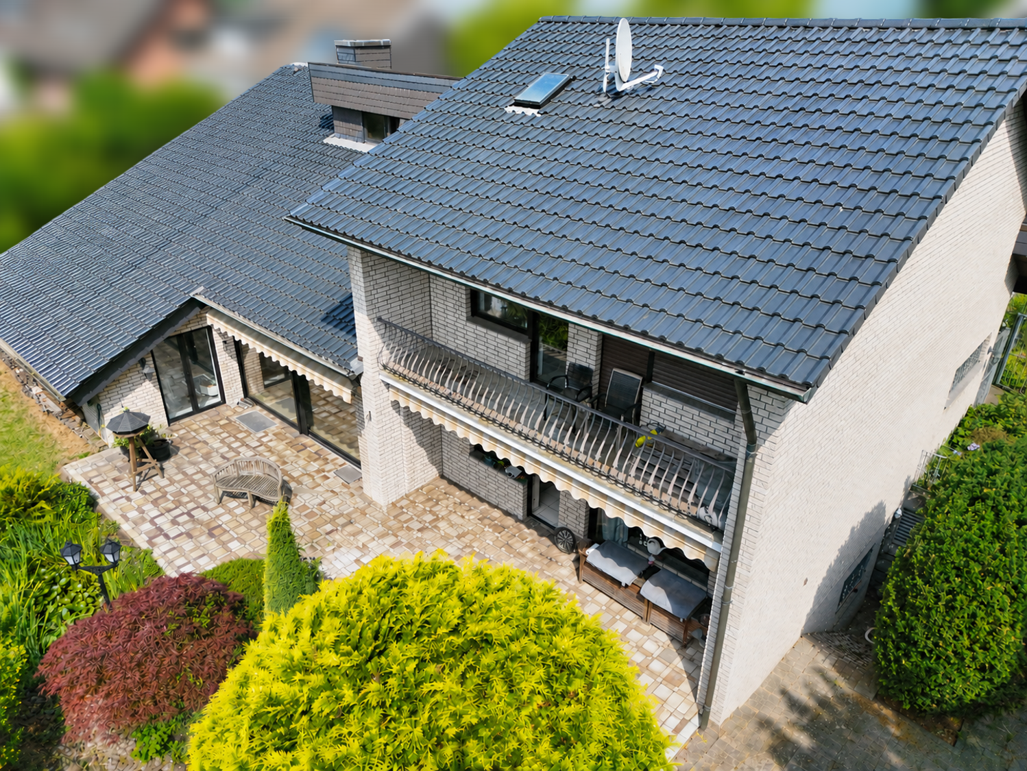 Spacious home with distinctive architecture in central Schildgen