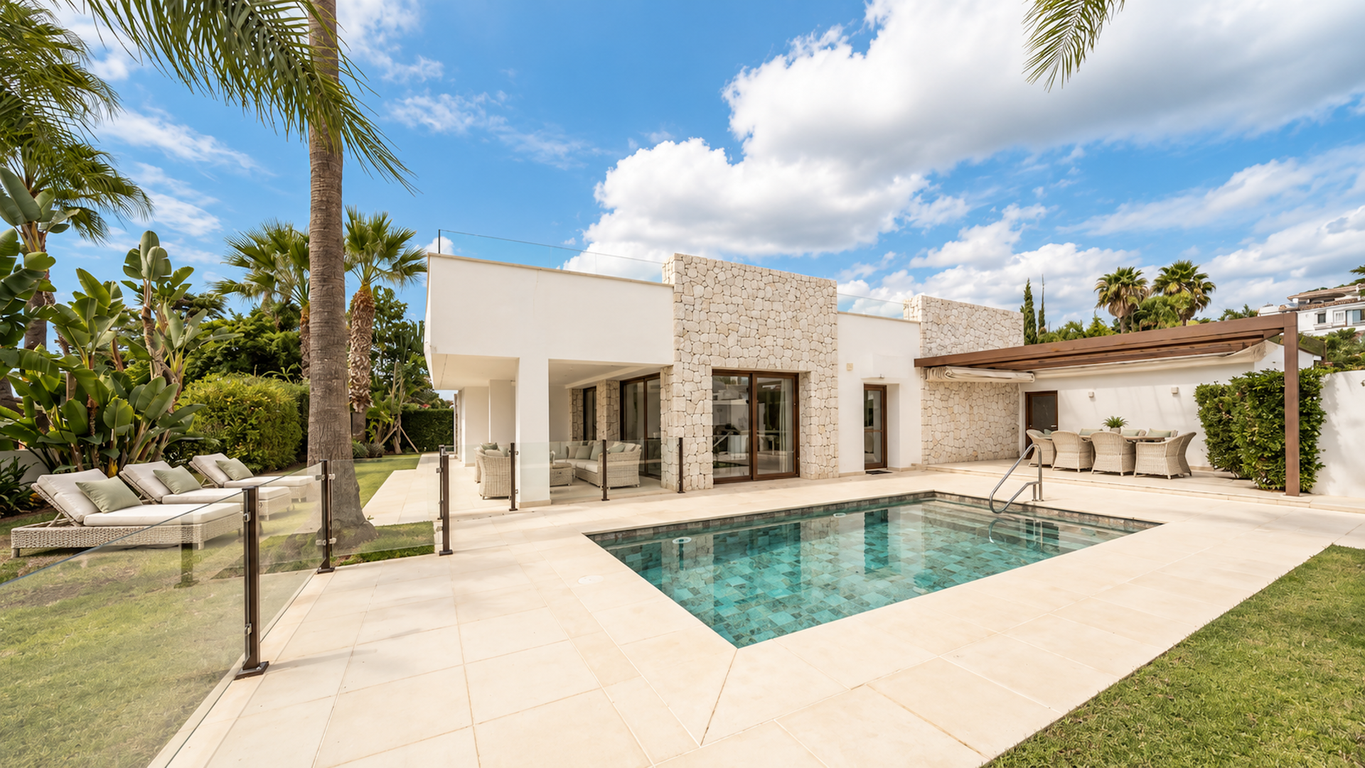 Modern Bungalow with Private Pool in El Rosario, Marbella