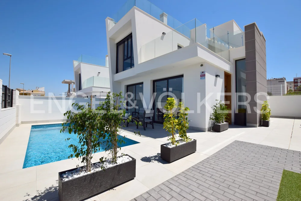 New built Villas with pool in La Herrada