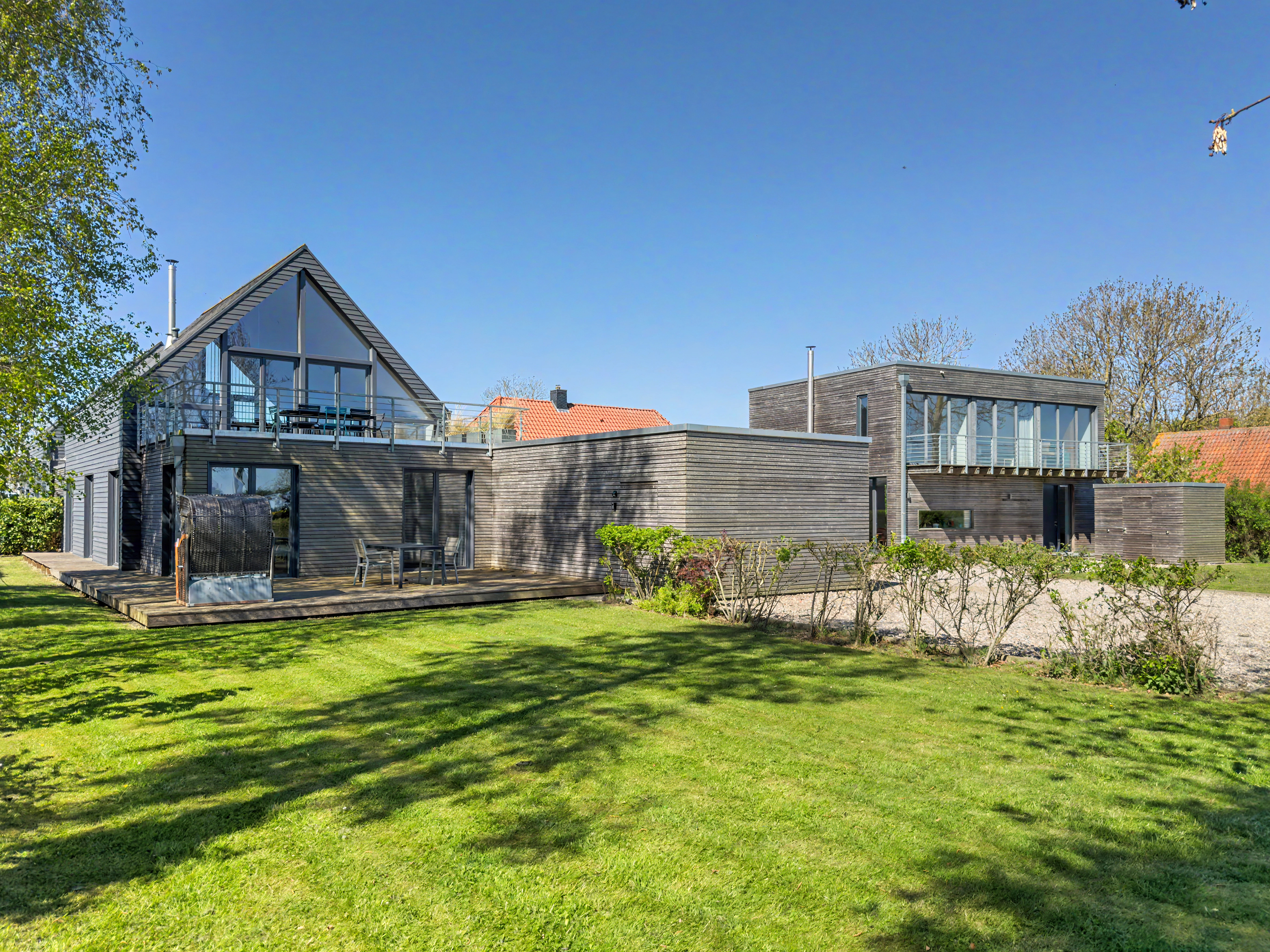 Prestigeträchtiges Doppel: Exklusive Design-Architektenhäuser im Einklang mit der Natur