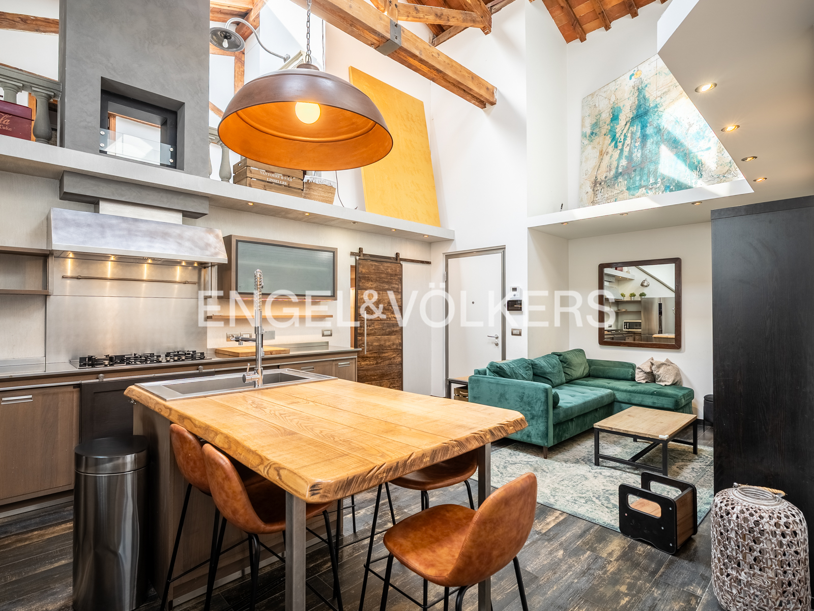 Elegant five-room apartment on two levels in San Jacopino