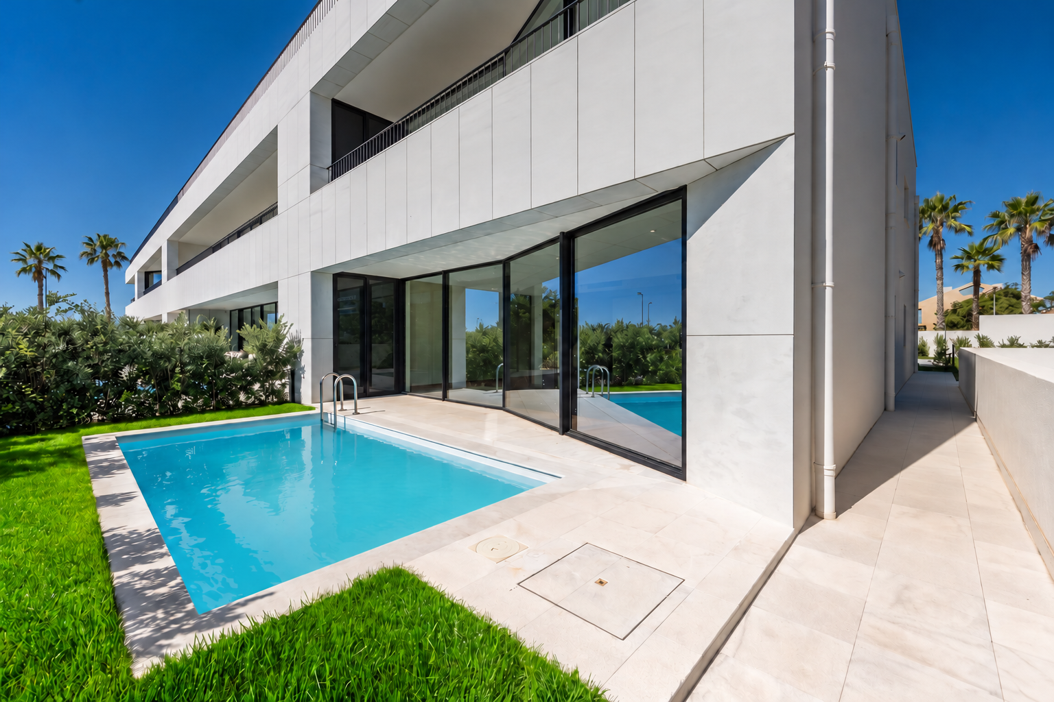 3-Bedroom Apartment with Private Pool on the Beachfront in Canidelo